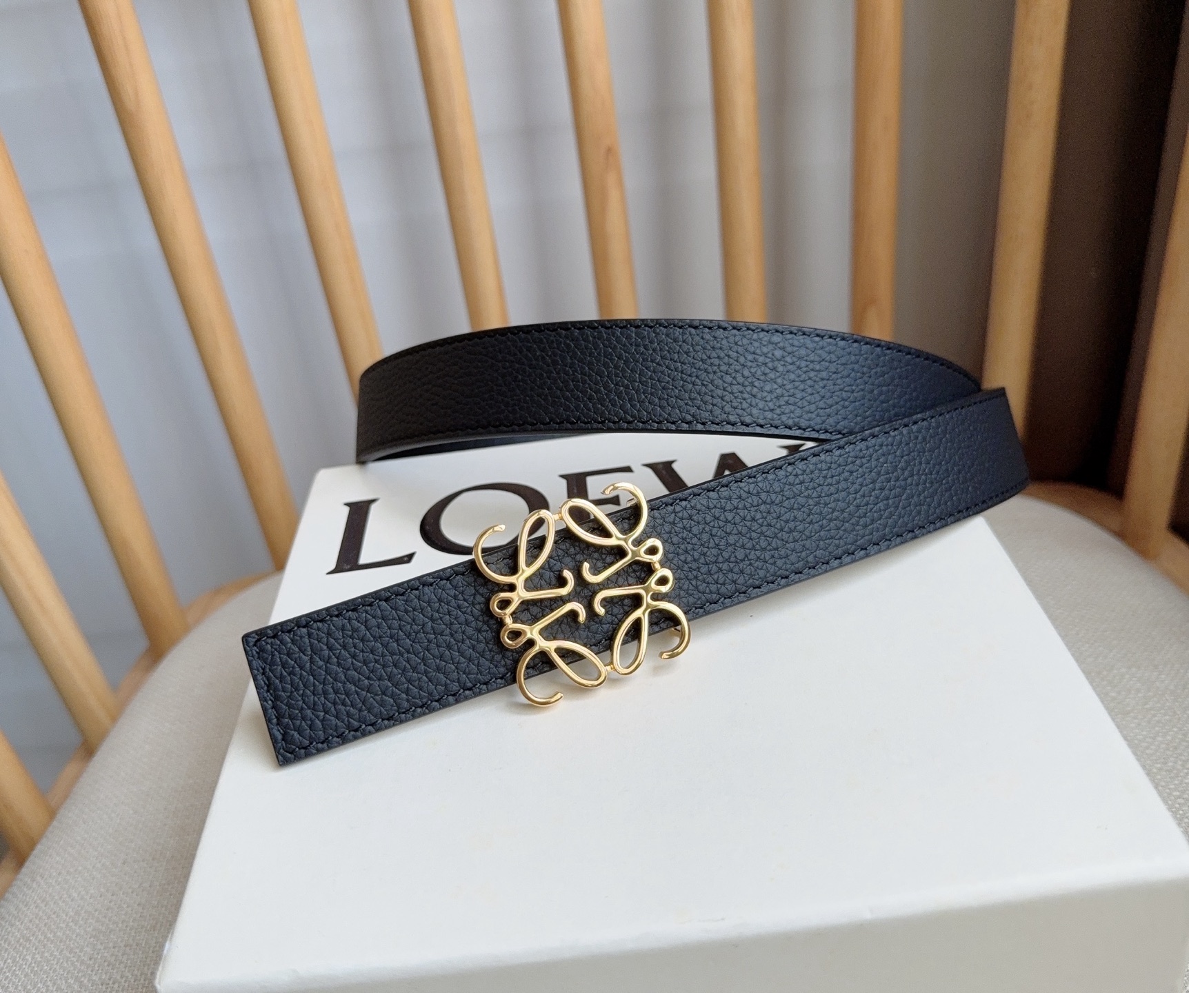 LOEWE （罗意威）专柜最新同款腰带[庆祝][庆祝]  选用柔软粒面牛皮革和光滑牛皮革制成腰带  配有