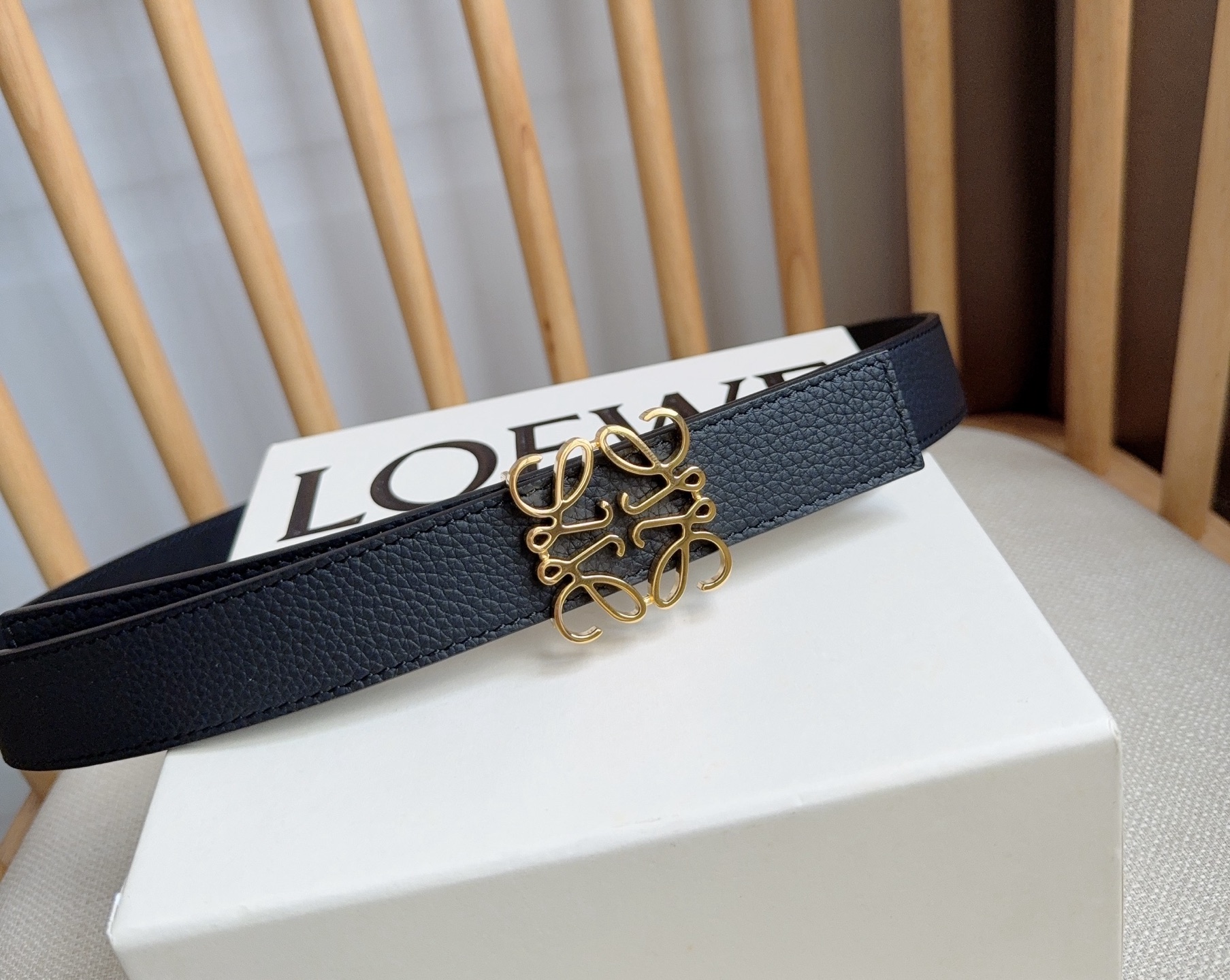 LOEWE （罗意威）专柜最新同款腰带[庆祝][庆祝]  选用柔软粒面牛皮革和光滑牛皮革制成腰带  配有