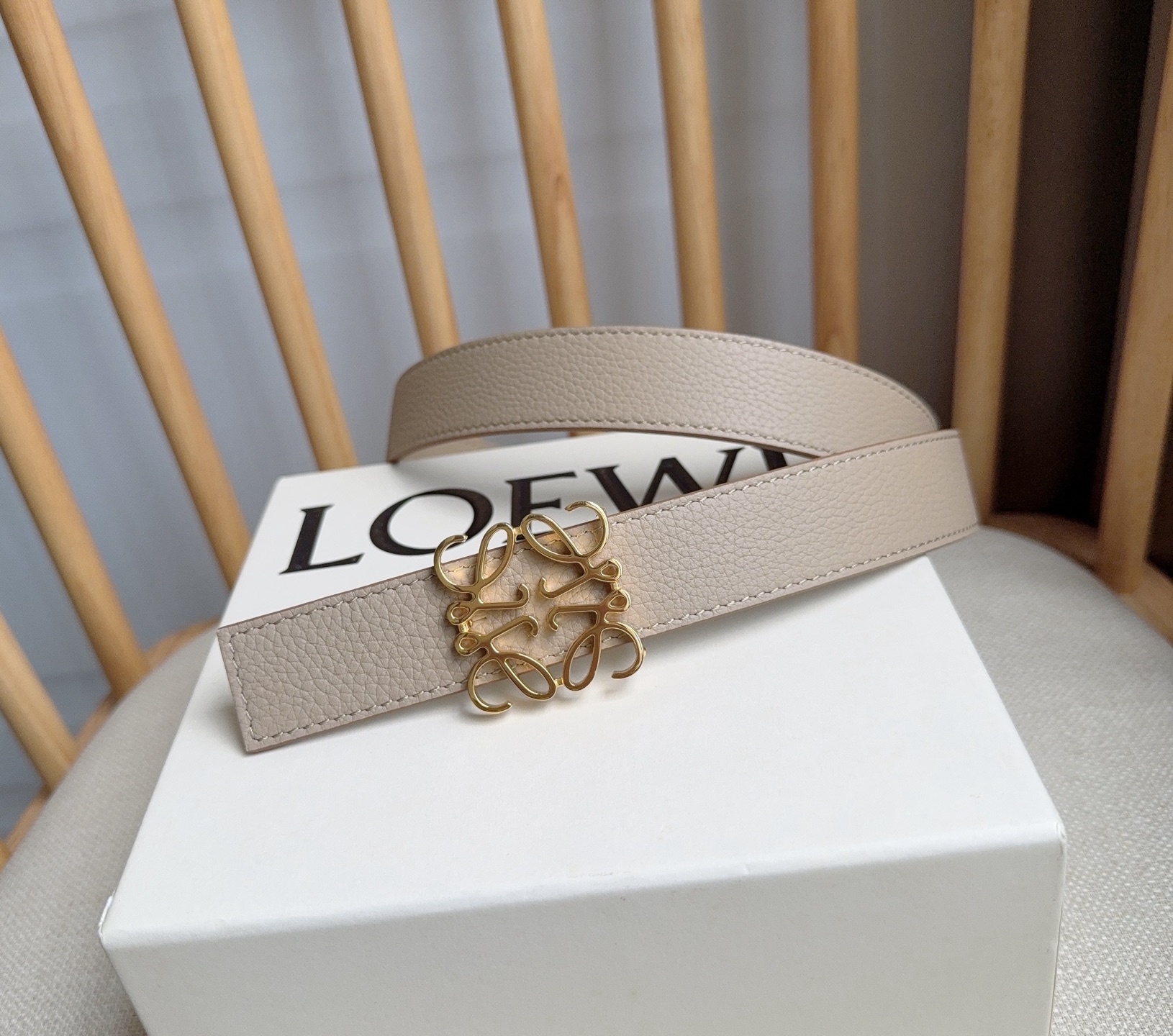 Loewe LOEWE （罗意威） 最新同款腰带 选用柔软粒面牛皮革和光滑牛皮革制成腰带 配有LOEWE Anagram针扣 卓越的工艺 个性的造型 精美的材质 宽:2