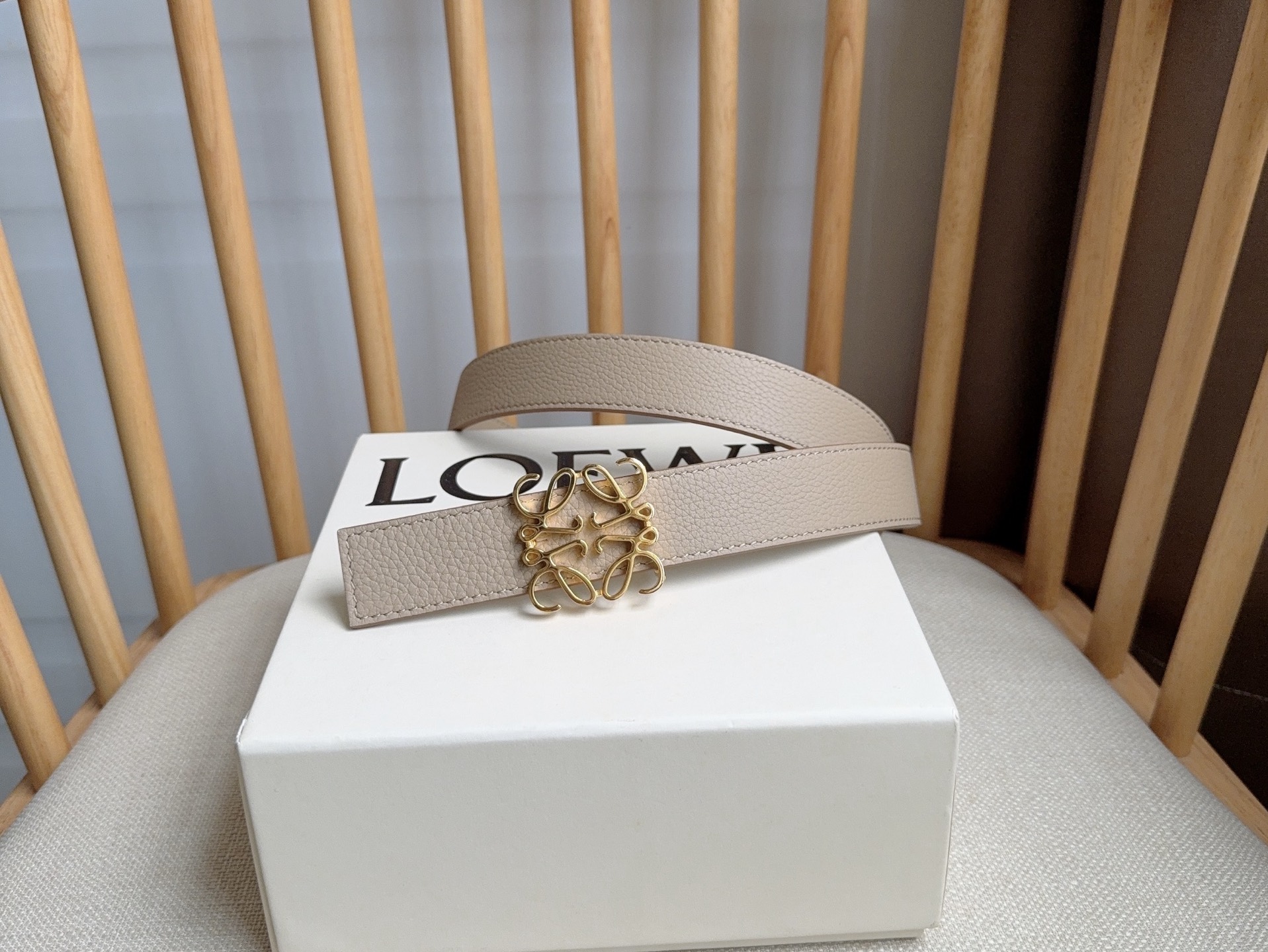 Loewe LOEWE （罗意威） 最新同款腰带 选用柔软粒面牛皮革和光滑牛皮革制成腰带 配有LOEWE Anagram针扣 卓越的工艺 个性的造型 精美的材质 宽:2