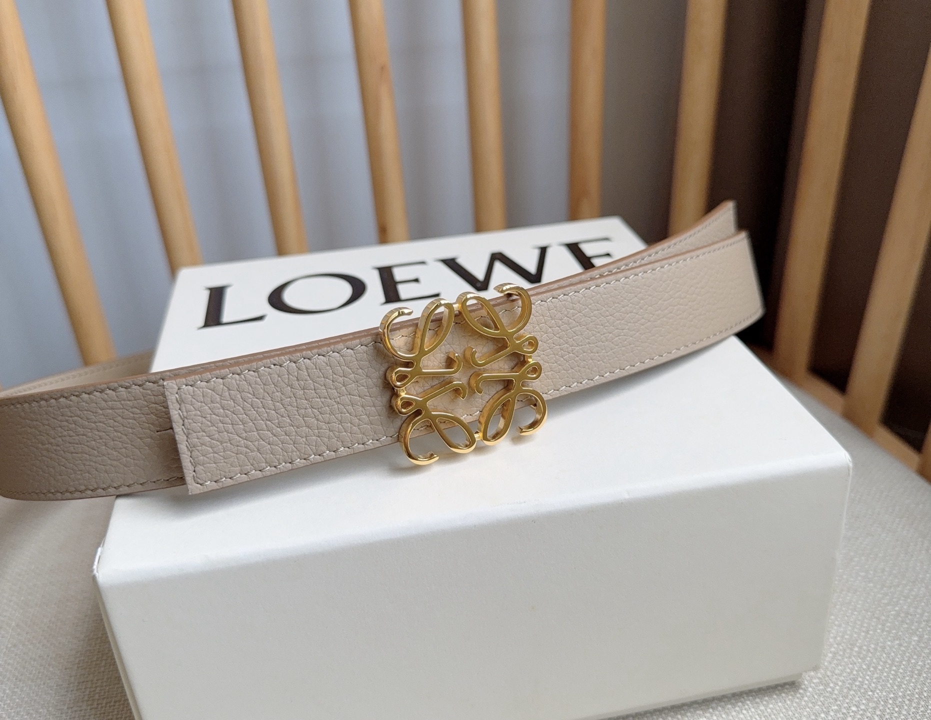 Loewe LOEWE （罗意威） 最新同款腰带 选用柔软粒面牛皮革和光滑牛皮革制成腰带 配有LOEWE Anagram针扣 卓越的工艺 个性的造型 精美的材质 宽:2