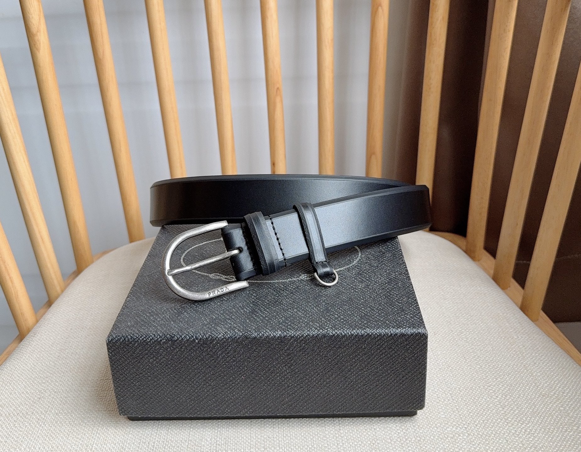 NO:336669,PRADA (Prada) The latest model for the counter This belt highlights the contemporary style, adds exquisite handmade details, is made of leather, and the metal buckles outline smooth arcs as a stroke of sunshine. It has unique characteristics and modernity. It presents a delicate texture. Width: 3.5cm, belt, prada, prada19860909PRADA (普拉达) 专柜最新款  这款腰带彰显当代风格 添缀精致的手工细节 采用皮革材质 金属搭扣勾勒流畅弧线 作为点晴之笔 别具一格的特色和现代感 呈现精致质感 宽:3.5cm,皮带,prada,prada,Belt