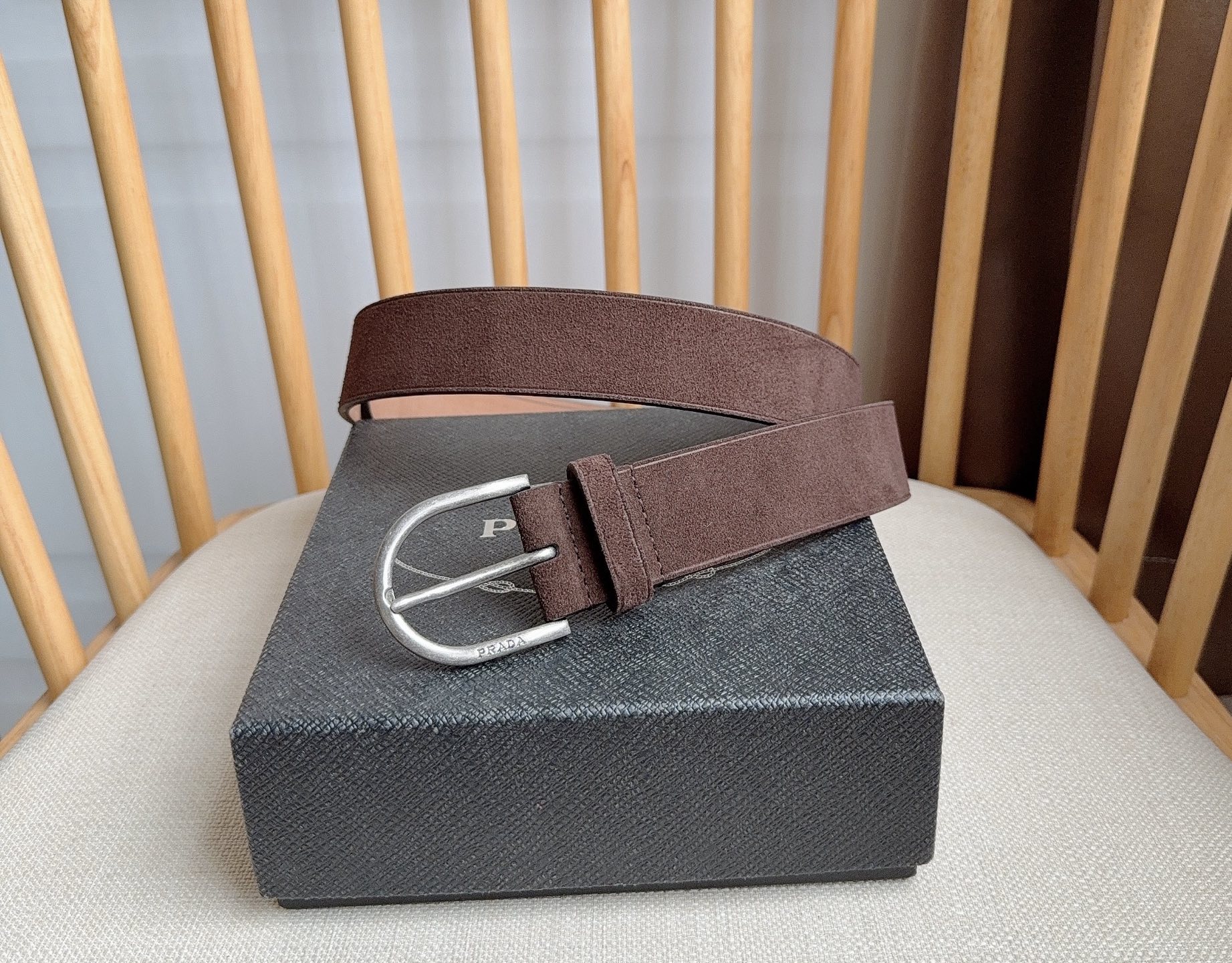 NO:336680,PRADA (Prada) latest model for counter This soft suede leather belt is designed with simple and exquisite. The rounded metal buckle is the finishing touch of modern accessories. It has a unique feature and modern feel. It presents a delicate texture. Width: 3.5cm, belt, prada, prada19860909PRADA (普拉达) 专柜最新款  这款柔软的绒面皮革腰带设计简约精致 圆润线条的金属搭扣为现代配饰画龙点睛 别具一格的特色和现代感 呈现精致质感 宽:3.5cm,皮带,prada,prada,Belt