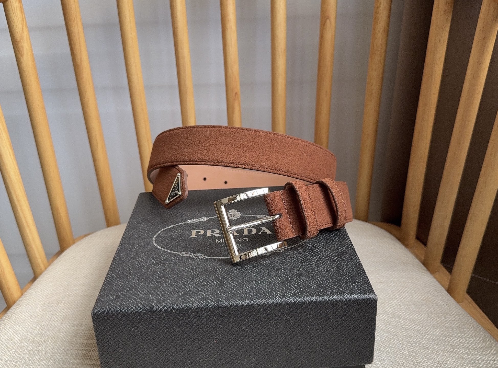 NO:552568,The latest model from PRADA (Prada) counter. This suede leather belt has a simple yet refined style. The end is eye-catchingly decorated with an enameled triangular metal logo. It is the brand's iconic material. It is unisex. Width 3.5, belt, prada, prada.19860909PRADA (普拉达) 专柜最新款 这款绒面皮革腰带风格简约而不失精致 末端醒目装饰涂珐琅三角形金属徽标 是品牌的标志性材质 男女通用 宽3.5,皮带,prada,prada,Belt