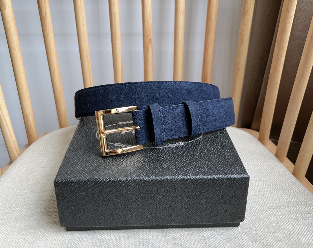 NO:552499,The latest model from PRADA (Prada) counter. This suede leather belt has a simple yet refined style. The end is eye-catchingly decorated with an enameled triangular metal logo. It is the brand's iconic material. It is unisex. Width 3.5, belt, prada, prada.19860909PRADA (普拉达) 专柜最新款 这款绒面皮革腰带风格简约而不失精致 末端醒目装饰涂珐琅三角形金属徽标 是品牌的标志性材质 男女通用 宽3.5,皮带,prada,prada,Belt