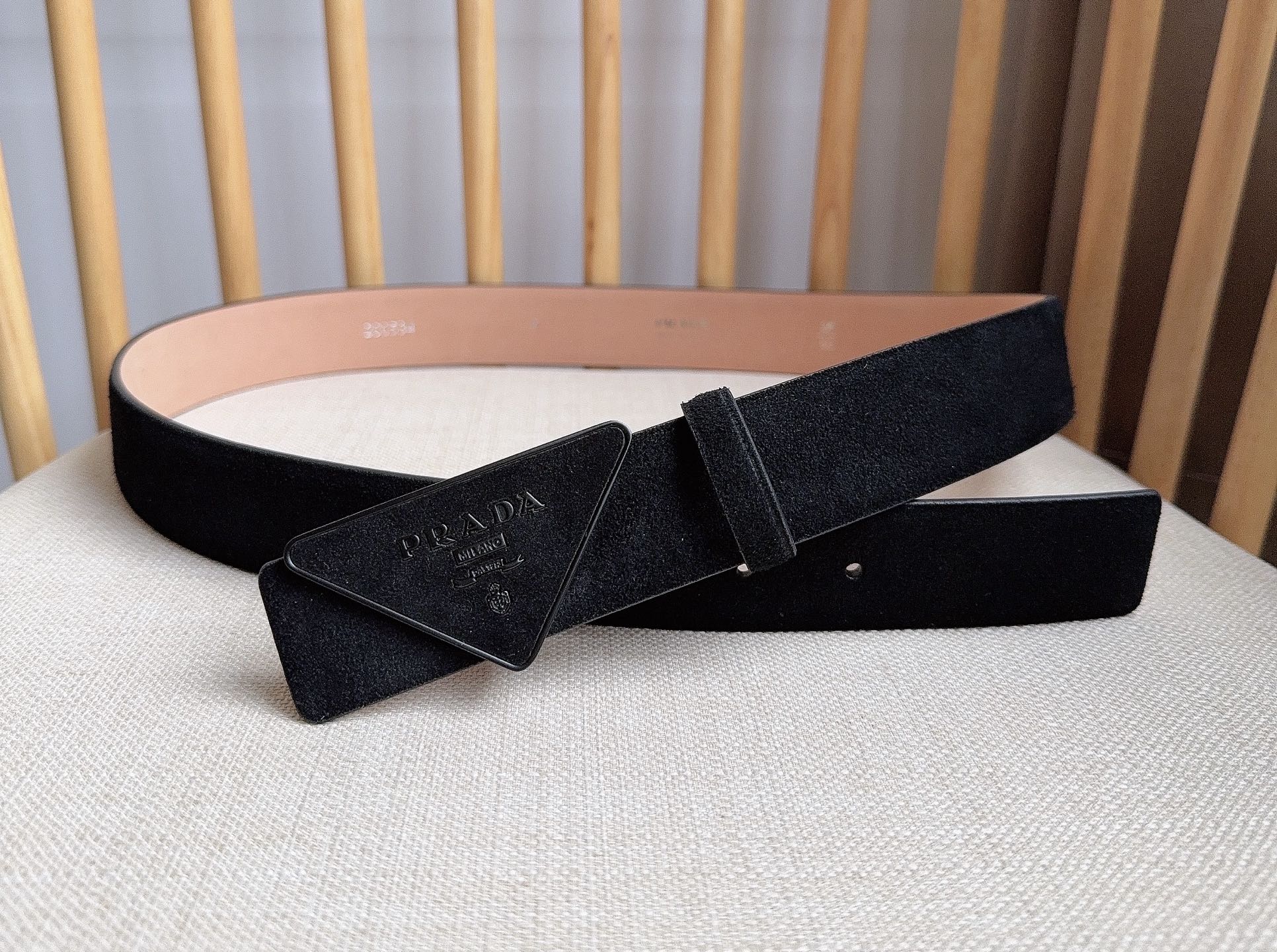 Prada 代购级 PRADA (普拉达) 这款柔软的绒面皮革腰带设计简约 三角形徽标金属搭扣为现代配饰画龙点睛 别具一格的特色和现代感 呈现 质感