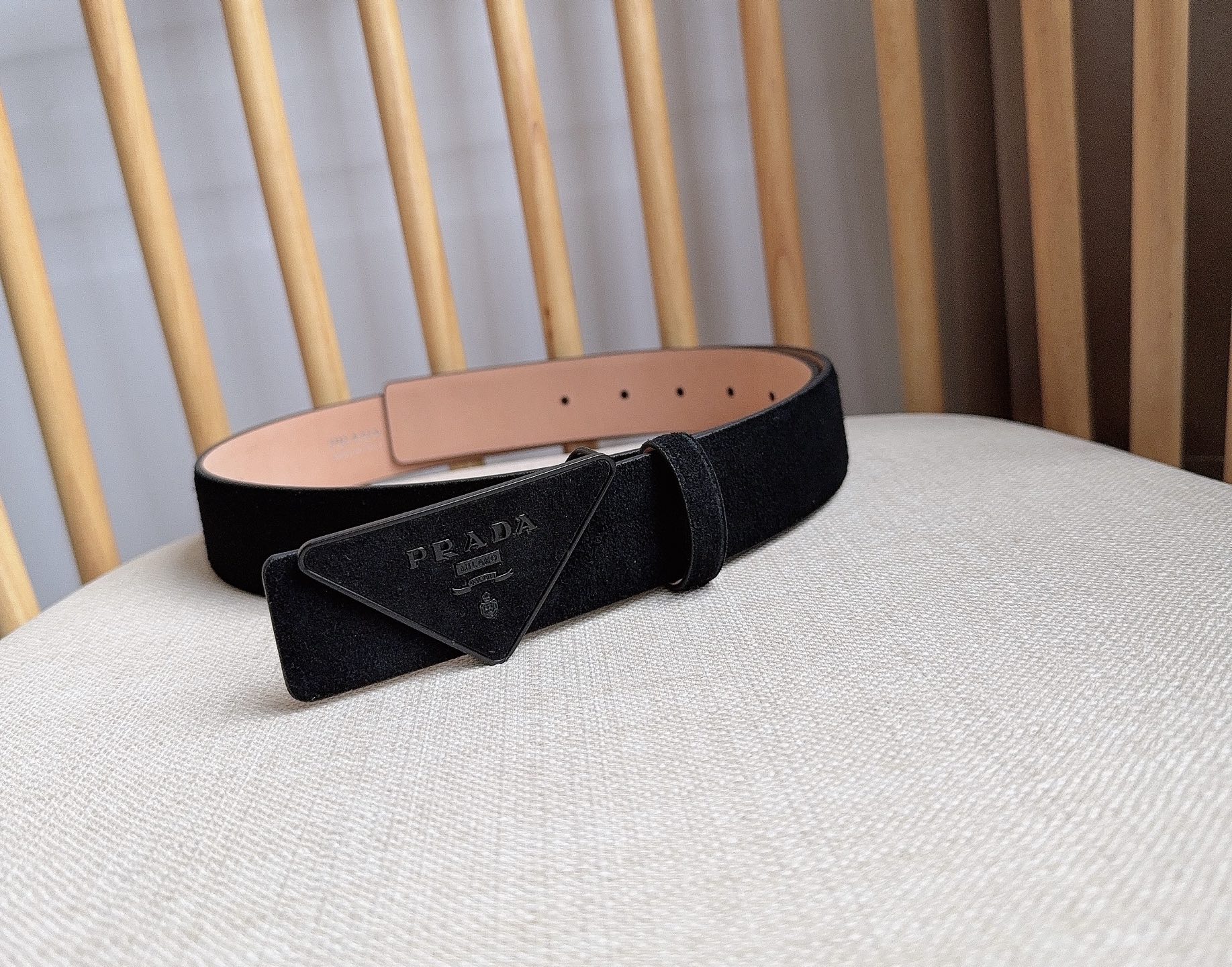 Prada 代购级 PRADA (普拉达) 这款柔软的绒面皮革腰带设计简约 三角形徽标金属搭扣为现代配饰画龙点睛 别具一格的特色和现代感 呈现 质感