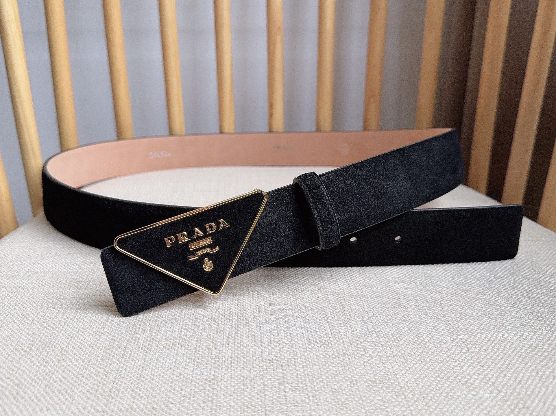 Prada 代购级 PRADA (普拉达) 这款柔软的绒面皮革腰带设计简约 三角形徽标金属搭扣为现代配饰画龙点睛 别具一格的特色和现代感 呈现 质感