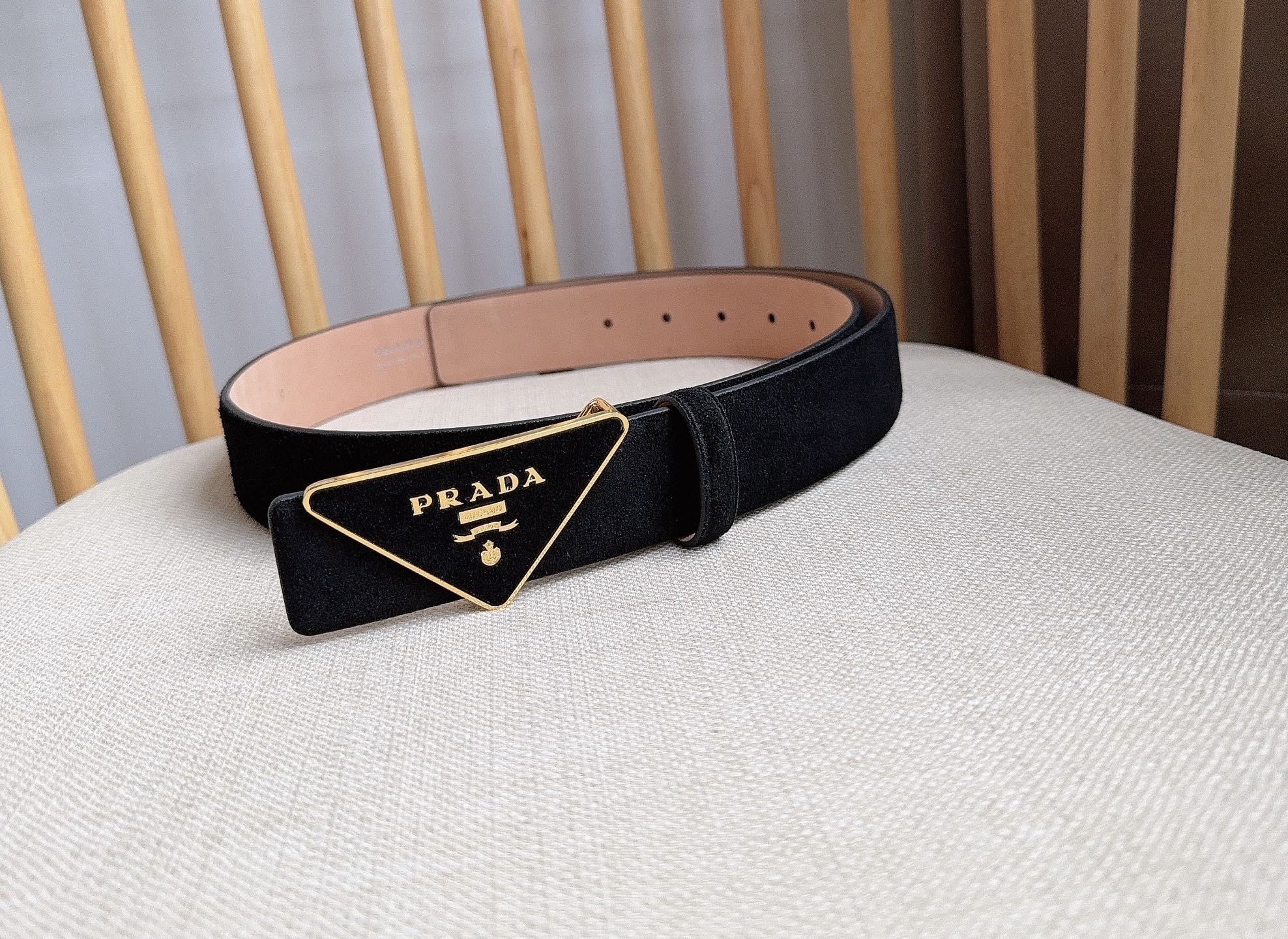 Prada 代购级 PRADA (普拉达) 这款柔软的绒面皮革腰带设计简约 三角形徽标金属搭扣为现代配饰画龙点睛 别具一格的特色和现代感 呈现 质感