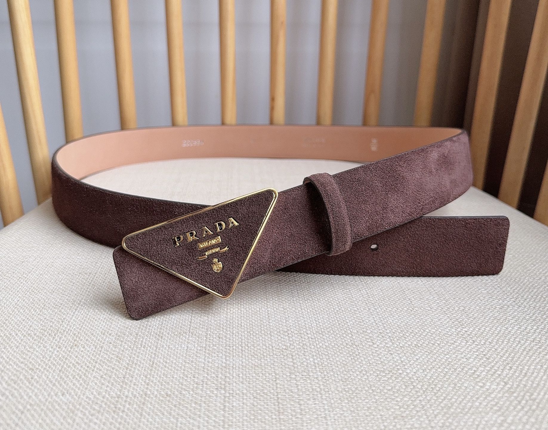 Prada 代购级 PRADA (普拉达) 这款柔软的绒面皮革腰带设计简约 三角形徽标金属搭扣为现代配饰画龙点睛 别具一格的特色和现代感 呈现 质感