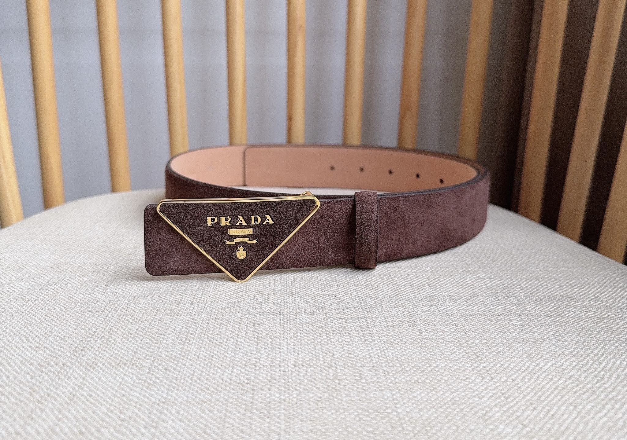 Prada 代购级 PRADA (普拉达) 这款柔软的绒面皮革腰带设计简约 三角形徽标金属搭扣为现代配饰画龙点睛 别具一格的特色和现代感 呈现 质感