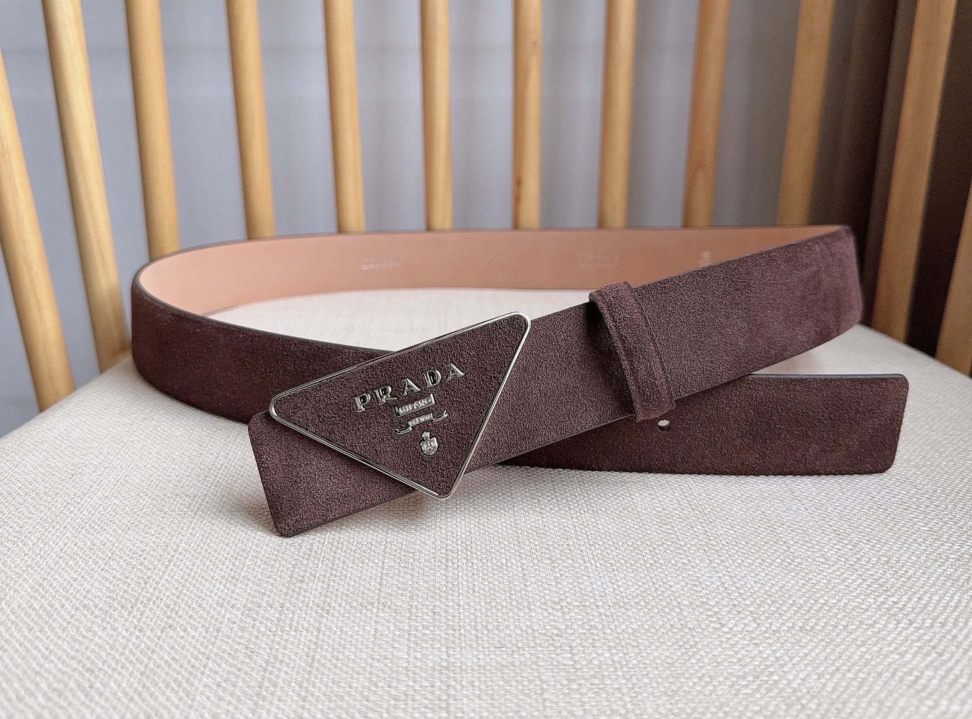 Prada 代购级 PRADA (普拉达) 这款柔软的绒面皮革腰带设计简约 三角形徽标金属搭扣为现代配饰画龙点睛 别具一格的特色和现代感 呈现 质感
