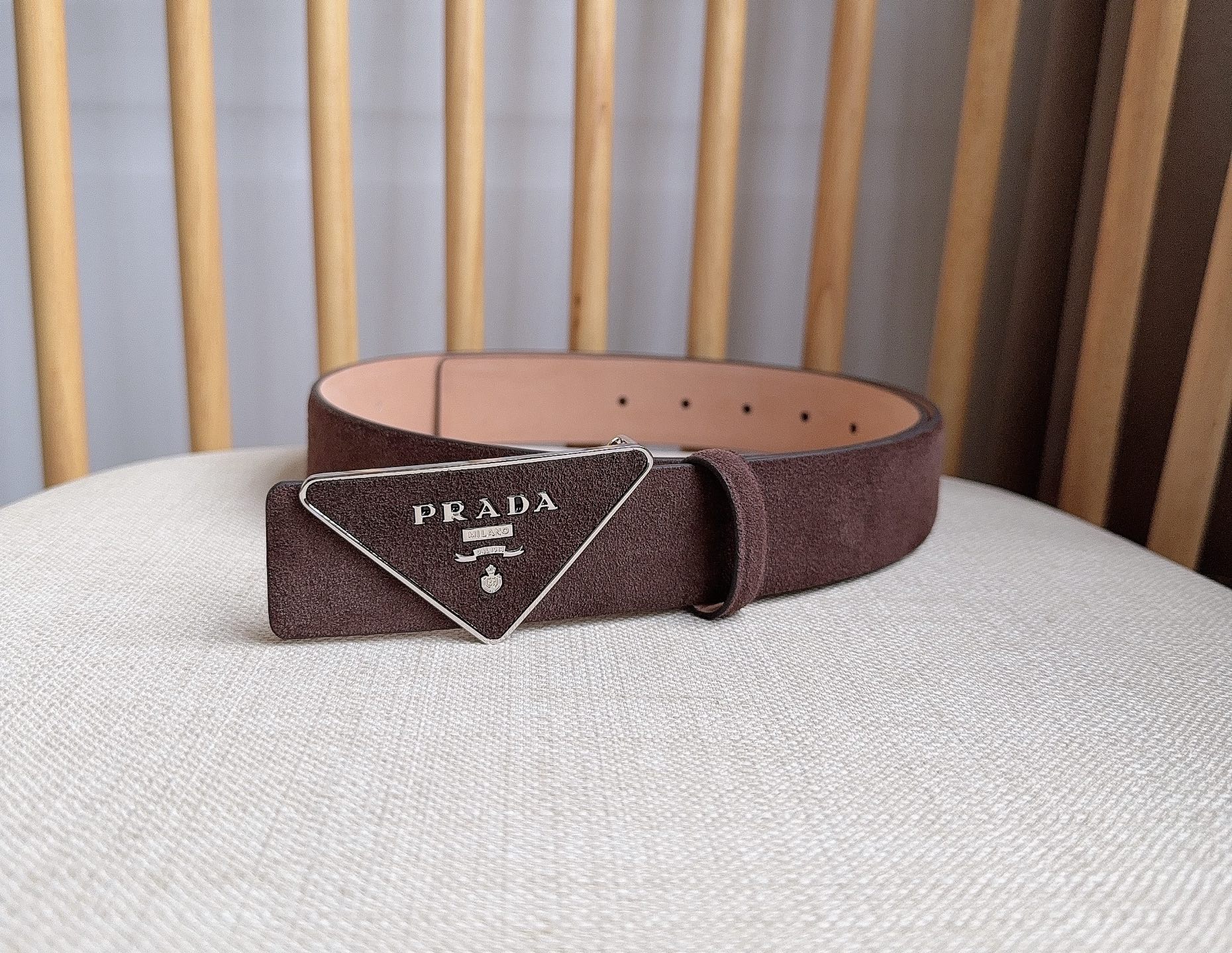 Prada 代购级 PRADA (普拉达) 这款柔软的绒面皮革腰带设计简约 三角形徽标金属搭扣为现代配饰画龙点睛 别具一格的特色和现代感 呈现 质感