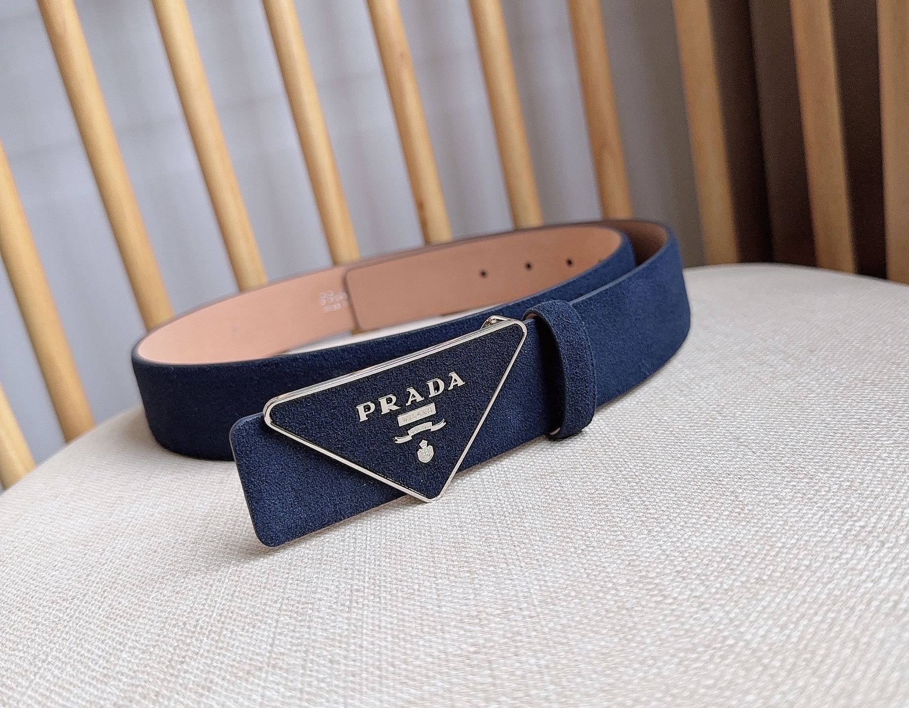 Prada 代购级 PRADA (普拉达) 这款柔软的绒面皮革腰带设计简约 三角形徽标金属搭扣为现代配饰画龙点睛 别具一格的特色和现代感 呈现 质感