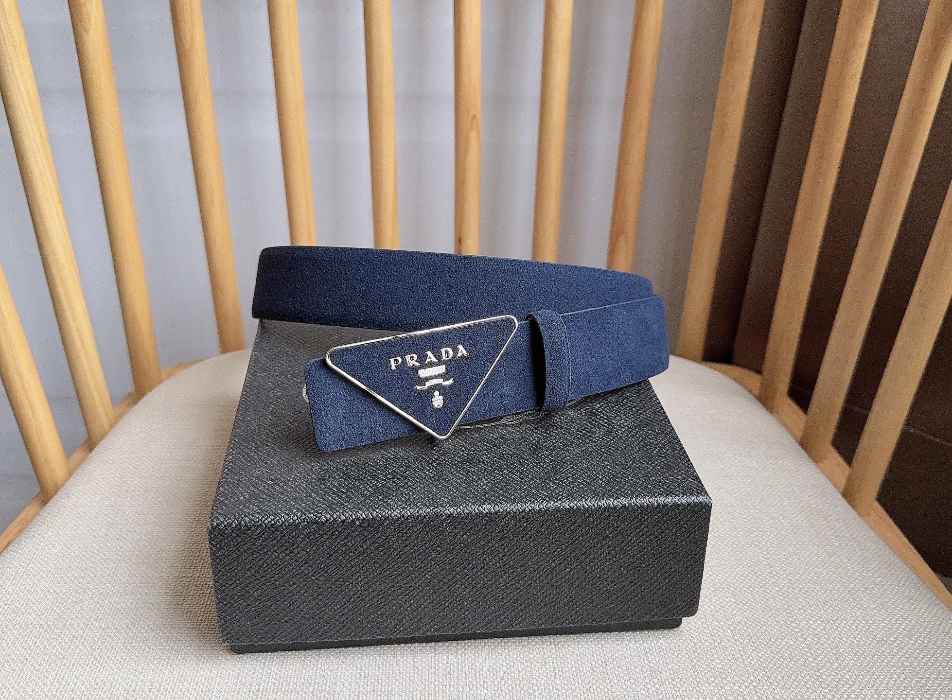 NO:740903,The latest model from PRADA (Prada) counter. This soft suede leather belt has a simple and exquisite design. The triangular logo metal buckle adds the finishing touch to modern accessories. It has unique features and modernity, presenting a refined texture. Width: 3.5cm, belt, prada, prada19860909PRADA (普拉达) 专柜最新款  这款柔软的绒面皮革腰带设计简约精致 三角形徽标金属搭扣为现代配饰画龙点睛 别具一格的特色和现代感 呈现精致质感 宽:3.5cm,皮带,prada,prada,Belt