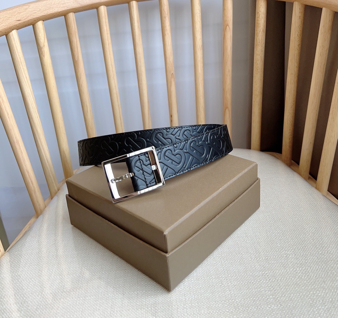 NO:586246,New Burberry counters simultaneously launch new Italian-made belts. Decorated with the brand's exclusive logo embossed pattern. Paired with palladium-plated buckles to create a sense of exquisite design. Width: 3.5cm. Exquisite and elegant. Simple and elegant. Belt, burberry, burberry19860909新款 Burberry巴宝莉专柜同步上新意大利制腰带 装饰品牌专属标识压花图案 搭配镀钯金搭扣 营造精致设计感 宽:3.5cm 精致优雅 简单大方,皮带,burberry,burberry,Belt