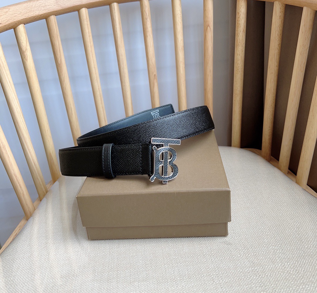 NO:586252,New Burberry Burberry counters simultaneously launch new Italian grained leather belt. Plaque buckle decorated with brand exclusive logo pattern. Width: 3.5cm. Exquisite and elegant. Simple and elegant. Belt, burberry, burberry.19860909新款 Burberrry 巴宝莉专柜同步上新意大利制粒纹皮革腰带 饰牌搭扣装饰品牌专属标识图案 宽:3.5cm 精致优雅 简单大方,皮带,burberry,burberry,Belt