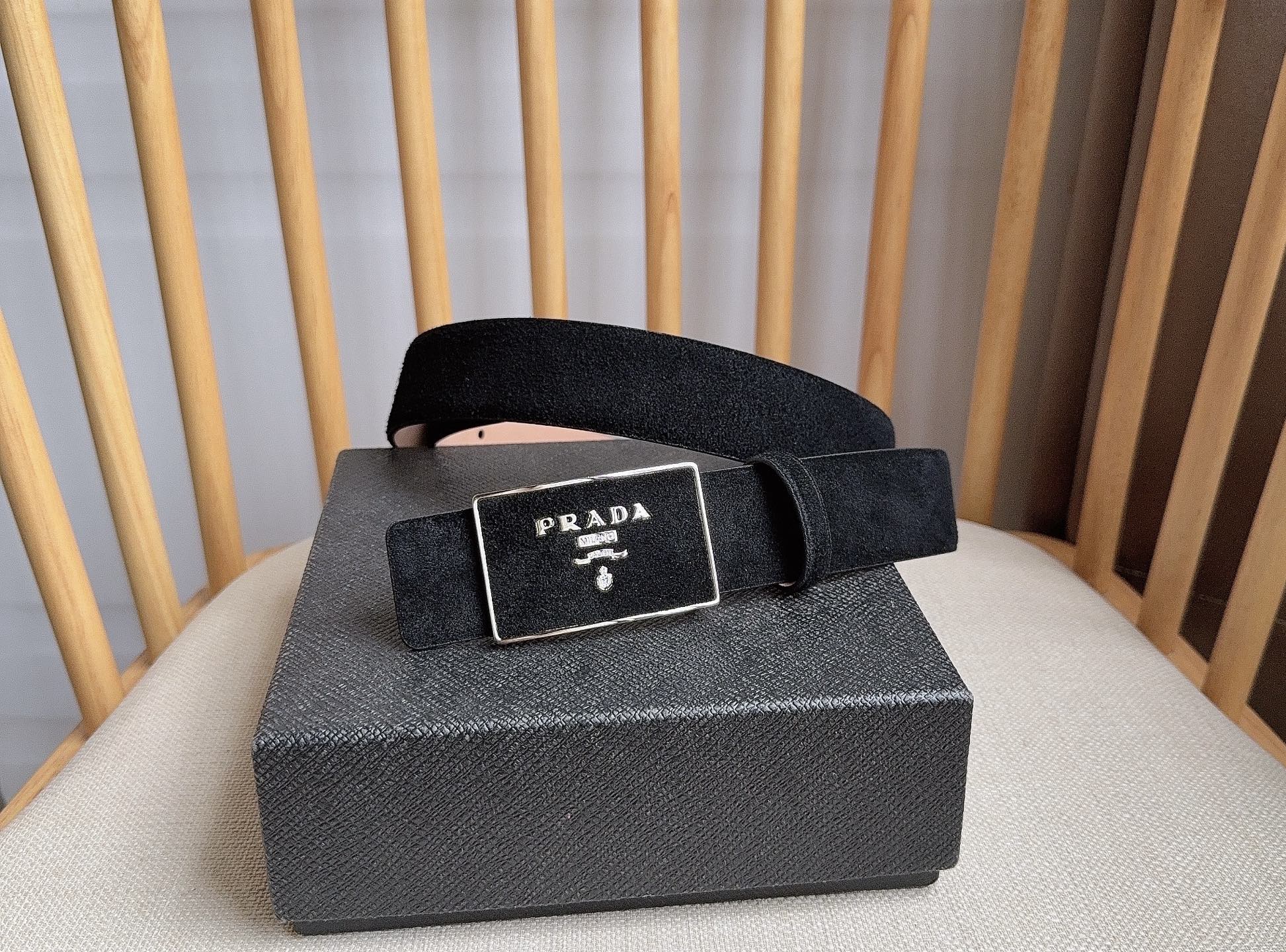 NO:586257,The latest model from PRADA counter. This soft suede leather belt has a simple and exquisite design. The logo metal buckle adds the finishing touch to modern accessories. It has unique features and modernity, presenting a refined texture. Width: 3.5cm, belt, prada, prada19860909PRADA (普拉达) 专柜最新款  这款柔软的绒面皮革腰带设计简约精致 徽标金属搭扣为现代配饰画龙点睛 别具一格的特色和现代感 呈现精致质感 宽:3.5cm,皮带,prada,prada,Belt