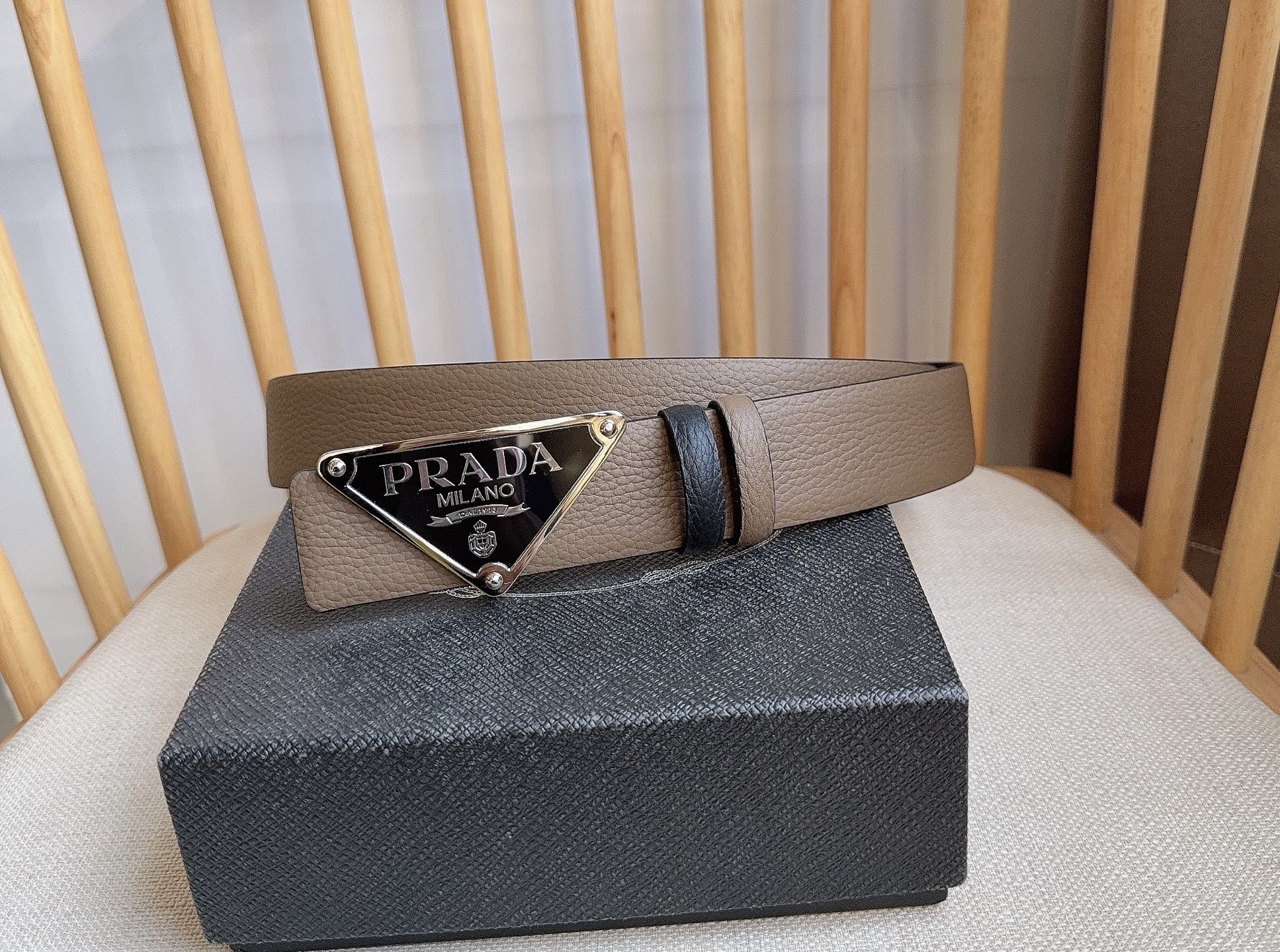 NO:641719,The latest model from PRADA counters. This double-sided pebbled belt comes from the multi-functional modular accessories series and can be matched as you like. The triangular logo shows its unique characteristics and modernity through the universal simple silhouette, presenting a refined texture. Width: 3.5cm, belt, prada, prada19860909PRADA (普拉达) 专柜最新款  这款双面荔枝纹腰带出自多功能的组合式配饰系列 可随心搭配 三角形徽标藉由普世的简约廓形彰显别具一格的特色和现代感 呈现精致质感 宽:3.5cm,皮带,prada,prada,Belt