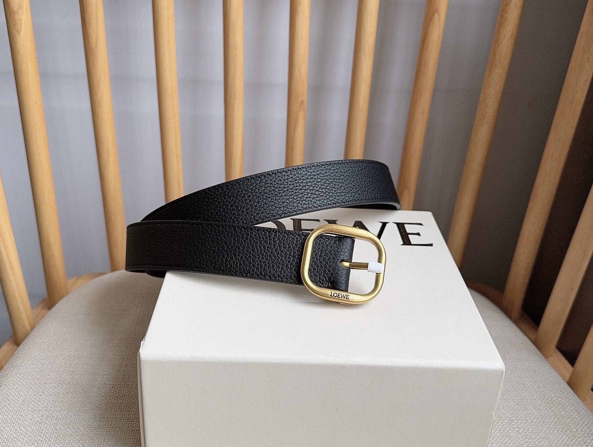 NO:703782,The latest belt of the same style at LOEWE counters [Celebrate][Celebrate][Celebrate] The belt is made of soft grained cow leather and smooth cow leather. Equipped with LOEWE Anagram pin buckle. Excellent craftsmanship. Personalized shape. Exquisite material. Width: 3.0cm, belt, loewe, loewe, cowhide.19860909LOEWE（罗意威）专柜最新同款腰带[庆祝][庆祝][庆祝] 选用柔软粒面牛皮革和光滑牛皮革制成腰带 配有LOEWE Anagram针扣 卓越的工艺 个性的造型 精美的材质 宽:3.0cm,皮带,loewe,loewe,cowhide,Belt
