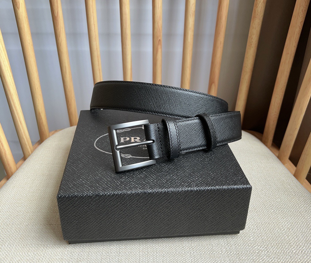 NO:820873,PRADA (Prada) counter's latest model. This simple and exquisite Saffiano leather belt is equipped with a metal buckle. The triangular logo is eye-catchingly decorated on the tip. Saffiano leather has a waxed finish and cross-parallel lines texture. It is the brand's iconic material. It is unisex. Width 3.5, belt, prada, prada19860909PRADA (普拉达) 专柜最新款 这款简约而精致的Saffiano皮革腰带配以金属搭扣 三角形徽标醒目装点尖部 Saffiano皮革呈现涂蜡饰面和交叉平行线纹理 是品牌的标志性材质 男女通用 宽3.5,皮带,prada,prada,Belt