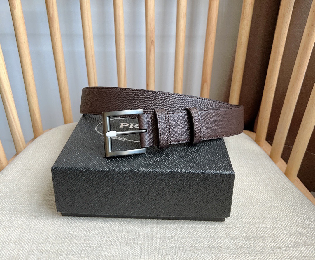 NO:820878,PRADA (Prada) counter's latest model. This simple and exquisite Saffiano leather belt is equipped with a metal buckle. The triangular logo is eye-catchingly decorated on the tip. Saffiano leather has a waxed finish and cross-parallel lines texture. It is the brand's iconic material. It is unisex. Width 3.5, belt, prada, prada19860909PRADA (普拉达) 专柜最新款 这款简约而精致的Saffiano皮革腰带配以金属搭扣 三角形徽标醒目装点尖部 Saffiano皮革呈现涂蜡饰面和交叉平行线纹理 是品牌的标志性材质 男女通用 宽3.5,皮带,prada,prada,Belt