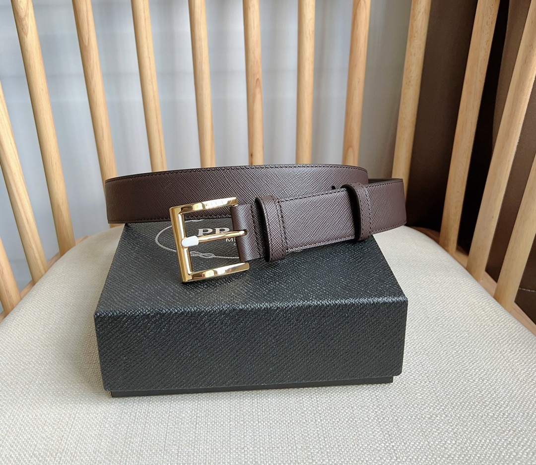NO:820883,PRADA (Prada) counter's latest model. This simple and exquisite Saffiano leather belt is equipped with a metal buckle. The triangular logo is eye-catchingly decorated on the tip. Saffiano leather has a waxed finish and cross-parallel lines texture. It is the brand's iconic material. It is unisex. Width 3.5, belt, prada, prada19860909PRADA (普拉达) 专柜最新款 这款简约而精致的Saffiano皮革腰带配以金属搭扣 三角形徽标醒目装点尖部 Saffiano皮革呈现涂蜡饰面和交叉平行线纹理 是品牌的标志性材质 男女通用 宽3.5,皮带,prada,prada,Belt