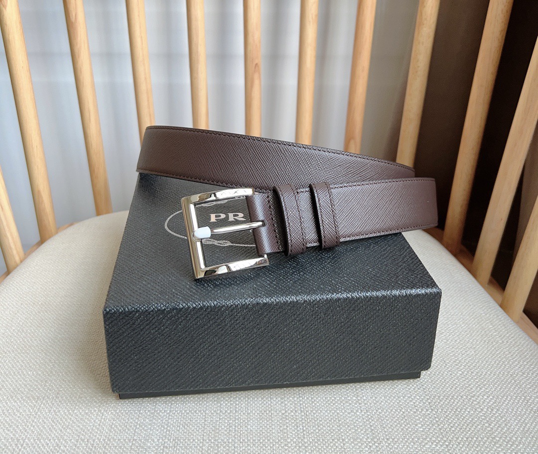 NO:820888,PRADA (Prada) counter's latest model. This simple and exquisite Saffiano leather belt is equipped with a metal buckle. The triangular logo is eye-catchingly decorated on the tip. Saffiano leather has a waxed finish and cross-parallel lines texture. It is the brand's iconic material. It is unisex. Width 3.5, belt, prada, prada19860909PRADA (普拉达) 专柜最新款 这款简约而精致的Saffiano皮革腰带配以金属搭扣 三角形徽标醒目装点尖部 Saffiano皮革呈现涂蜡饰面和交叉平行线纹理 是品牌的标志性材质 男女通用 宽3.5,皮带,prada,prada,Belt