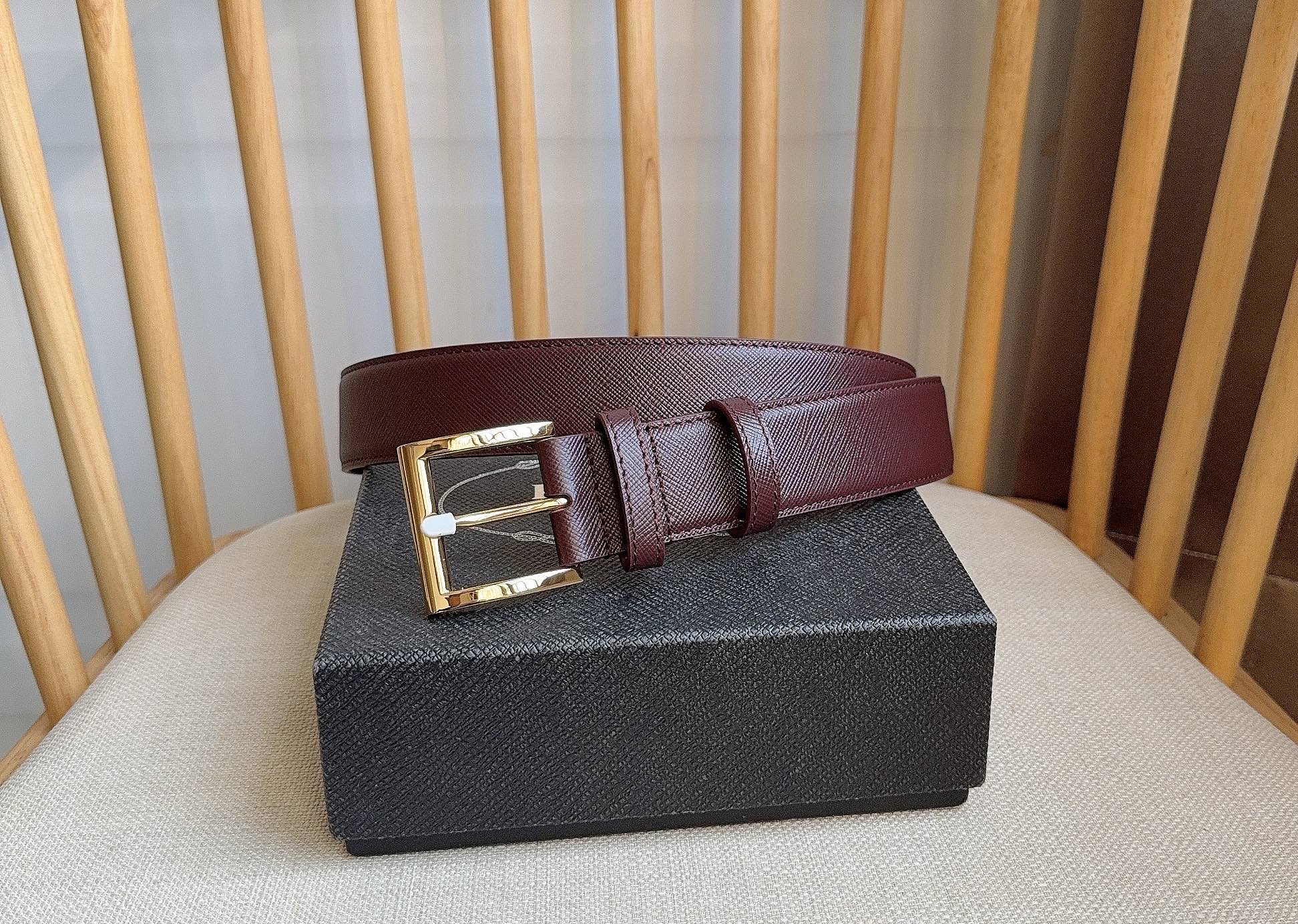 NO:820898,PRADA (Prada) counter's latest model. This simple and exquisite Saffiano leather belt is equipped with a metal buckle. The triangular logo is eye-catchingly decorated on the tip. Saffiano leather has a waxed finish and cross-parallel lines texture. It is the brand's iconic material. It is unisex. Width 3.5, belt, prada, prada19860909PRADA (普拉达) 专柜最新款 这款简约而精致的Saffiano皮革腰带配以金属搭扣 三角形徽标醒目装点尖部 Saffiano皮革呈现涂蜡饰面和交叉平行线纹理 是品牌的标志性材质 男女通用 宽3.5,皮带,prada,prada,Belt
