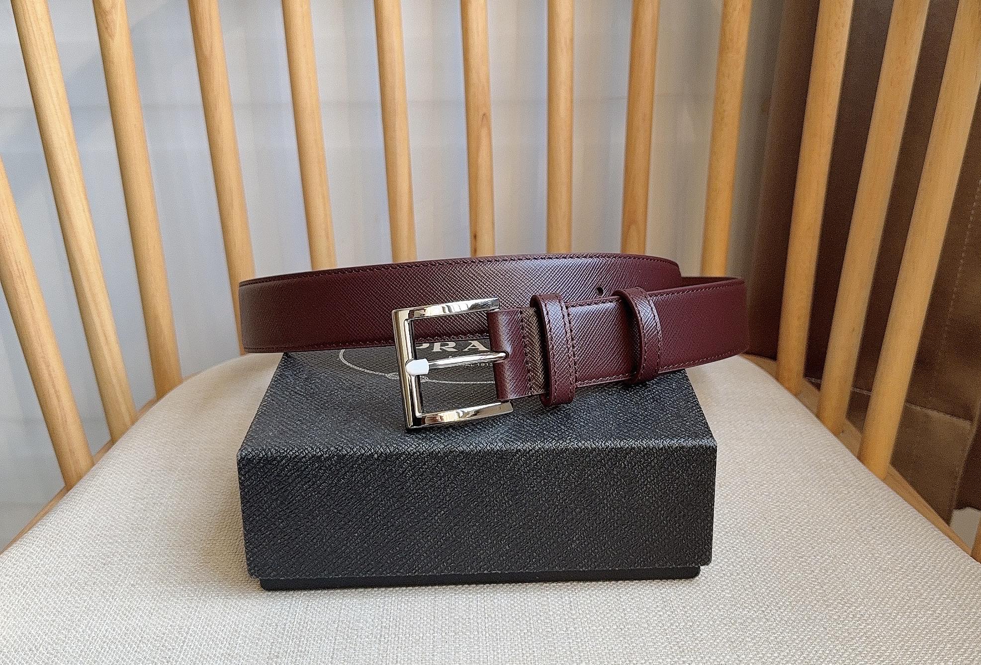 NO:860661,PRADA (Prada) counter's latest model. This simple and exquisite Saffiano leather belt is equipped with a metal buckle. The triangular logo is eye-catchingly decorated on the tip. Saffiano leather has a waxed finish and cross-parallel lines texture. It is the brand's iconic material. It is unisex. Width 3.5, belt, prada, prada19860909PRADA (普拉达) 专柜最新款 这款简约而精致的Saffiano皮革腰带配以金属搭扣 三角形徽标醒目装点尖部 Saffiano皮革呈现涂蜡饰面和交叉平行线纹理 是品牌的标志性材质 男女通用 宽3.5,皮带,prada,prada,Belt