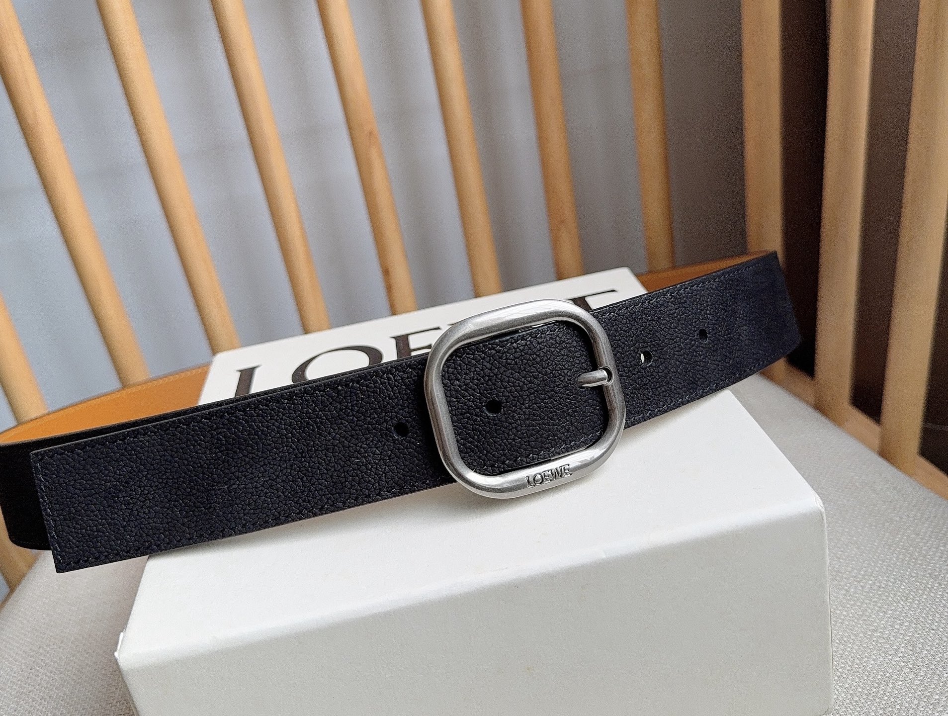 LOEWE （罗意威）专柜最新同款腰带[庆祝][庆祝] 选用植鞣牛皮革腰带 镌刻金属LOEWE针扣五孔调