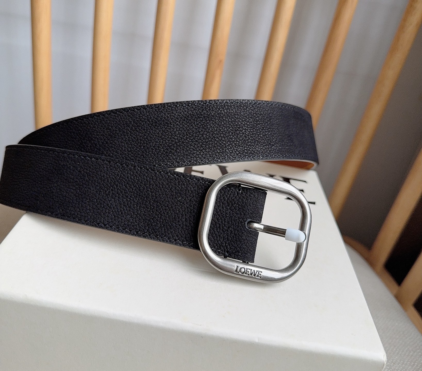 LOEWE （罗意威）专柜最新同款腰带[庆祝][庆祝] 选用植鞣牛皮革腰带 镌刻金属LOEWE针扣五孔调
