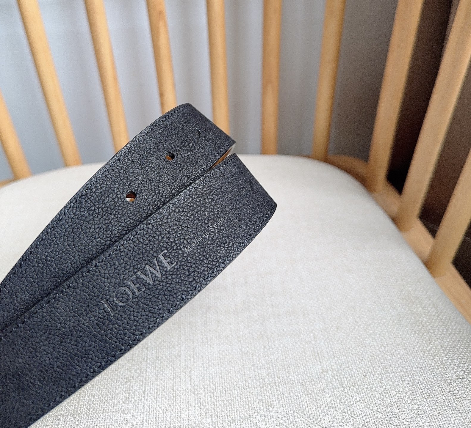 LOEWE （罗意威）专柜最新同款腰带[庆祝][庆祝] 选用植鞣牛皮革腰带 镌刻金属LOEWE针扣五孔调