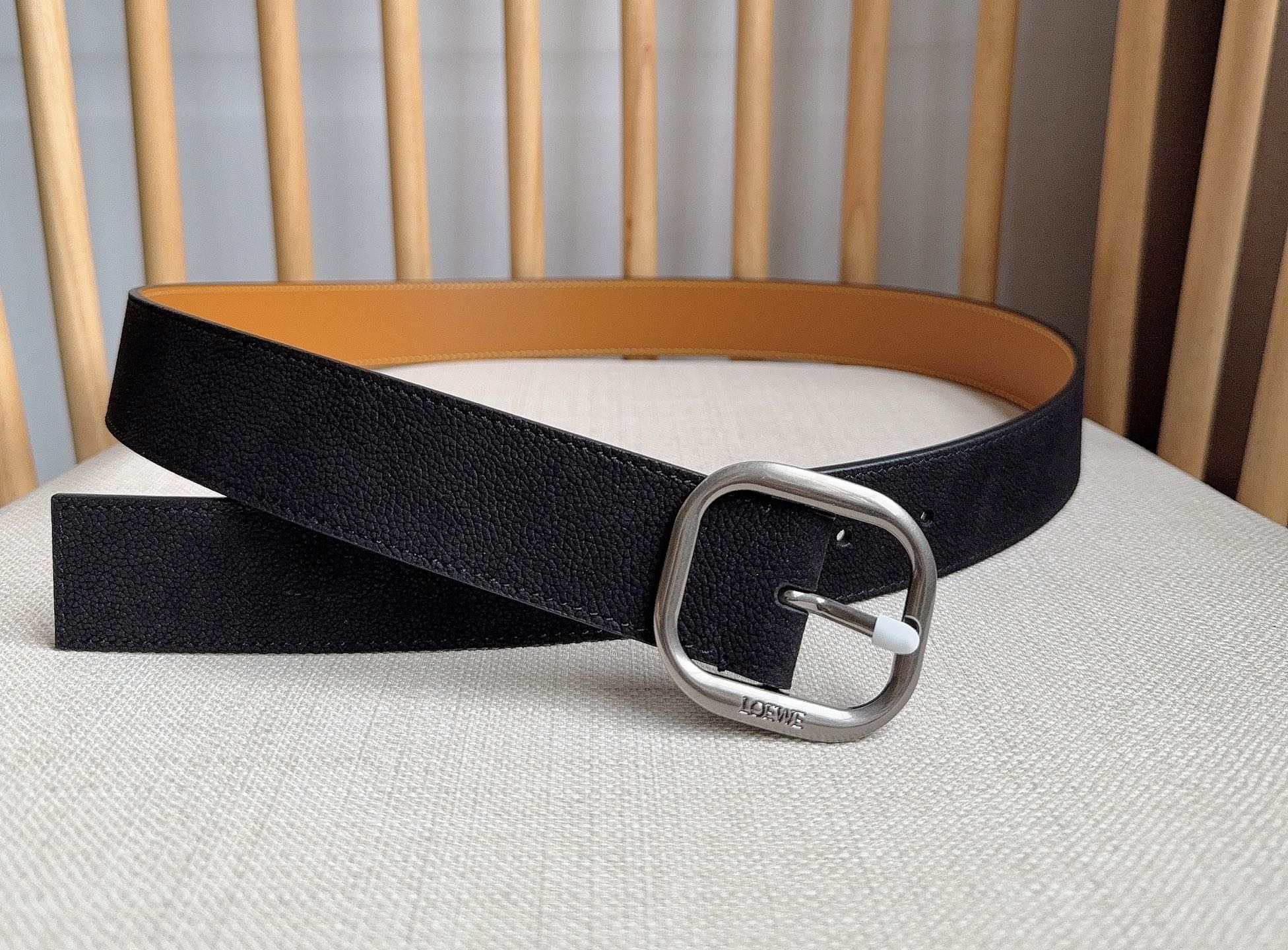 LOEWE （罗意威）专柜最新同款腰带[庆祝][庆祝] 选用植鞣牛皮革腰带 镌刻金属LOEWE针扣五孔调