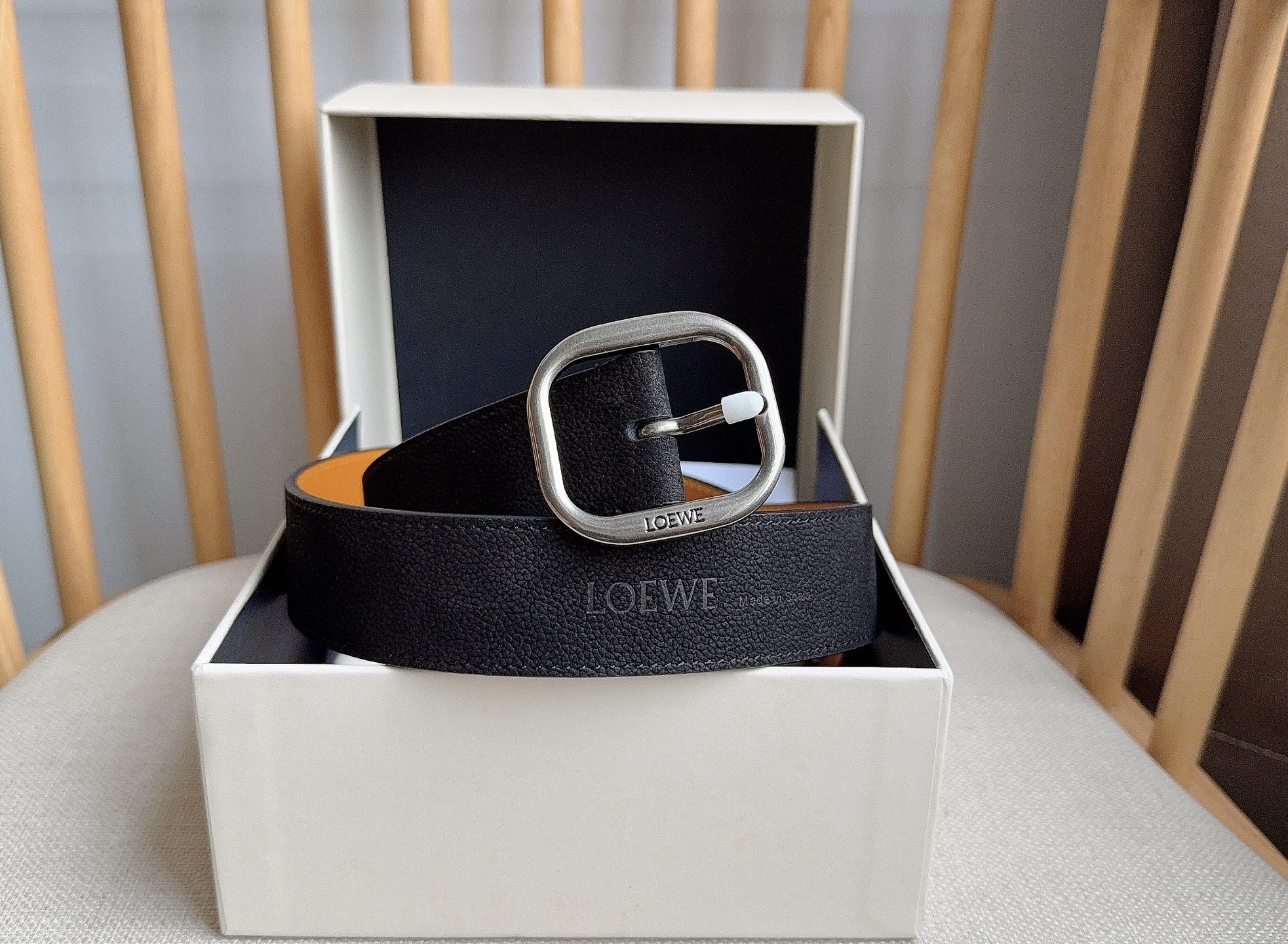 LOEWE （罗意威）专柜最新同款腰带[庆祝][庆祝] 选用植鞣牛皮革腰带 镌刻金属LOEWE针扣五孔调