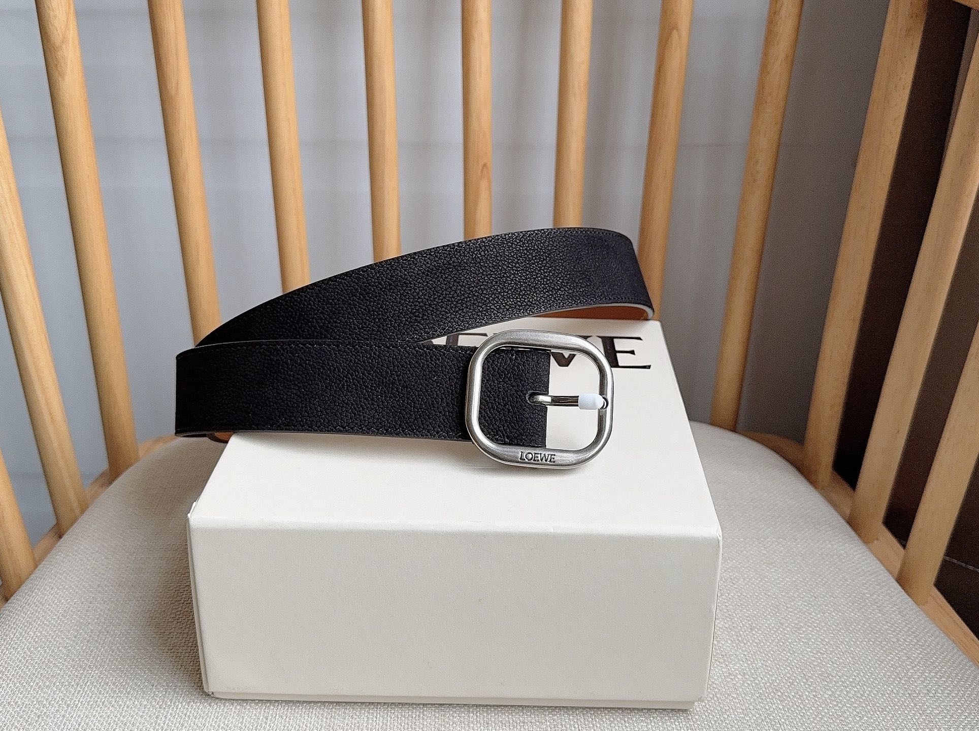 LOEWE （罗意威）专柜最新同款腰带[庆祝][庆祝] 选用植鞣牛皮革腰带 镌刻金属LOEWE针扣五孔调