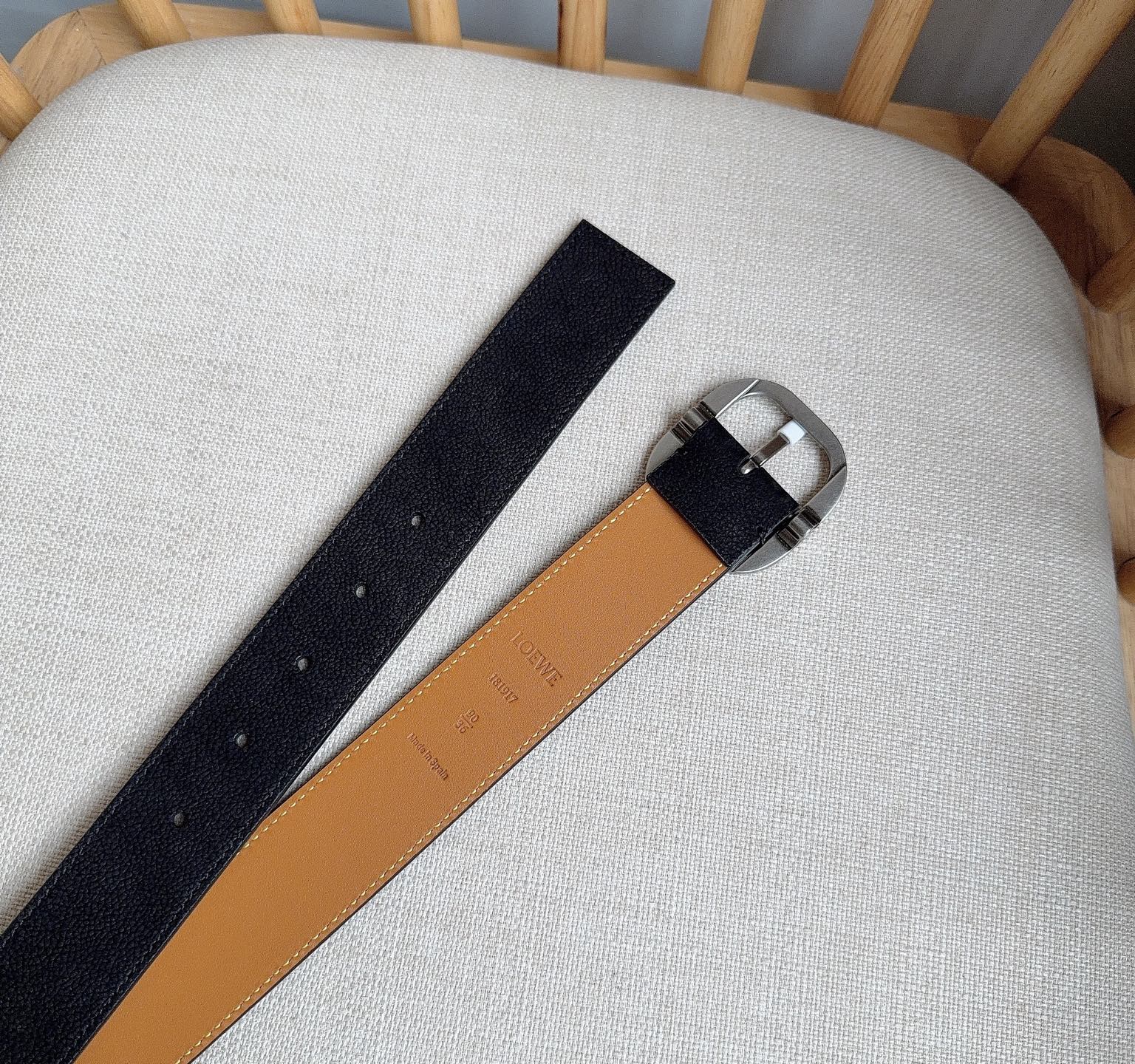 LOEWE （罗意威）专柜最新同款腰带[庆祝][庆祝] 选用植鞣牛皮革腰带 镌刻金属LOEWE针扣五孔调