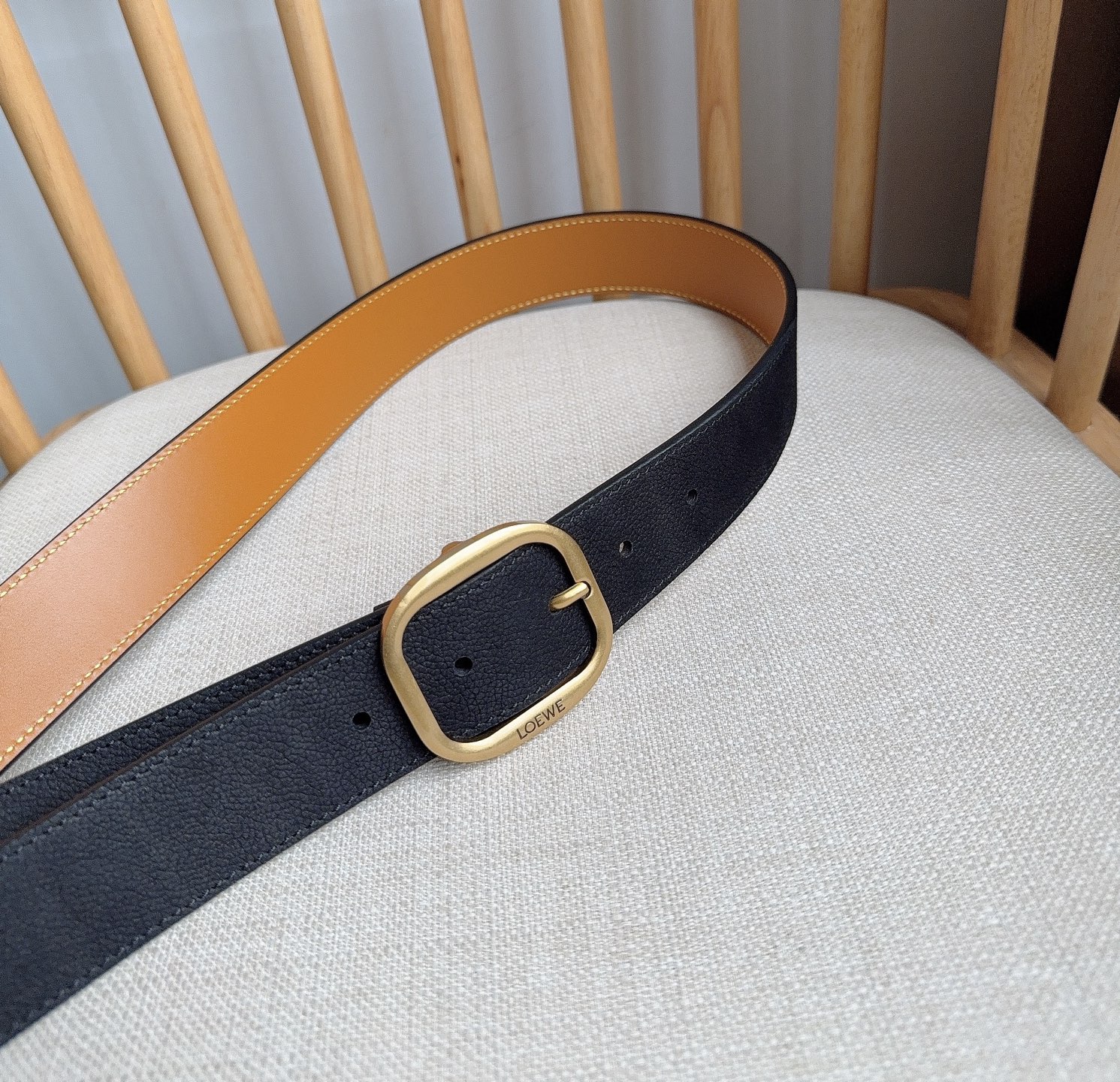LOEWE （罗意威）专柜最新同款腰带[庆祝][庆祝] 选用植鞣牛皮革腰带 镌刻金属LOEWE针扣五孔调