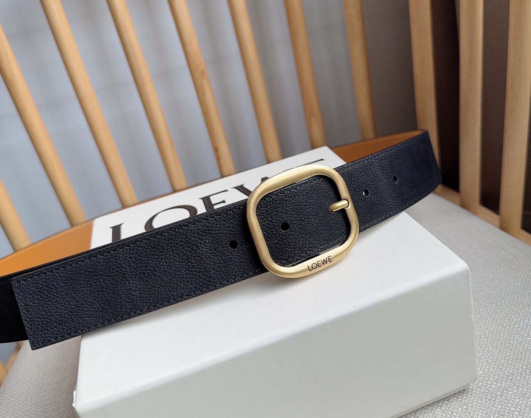 LOEWE （罗意威）专柜最新同款腰带[庆祝][庆祝] 选用植鞣牛皮革腰带 镌刻金属LOEWE针扣五孔调