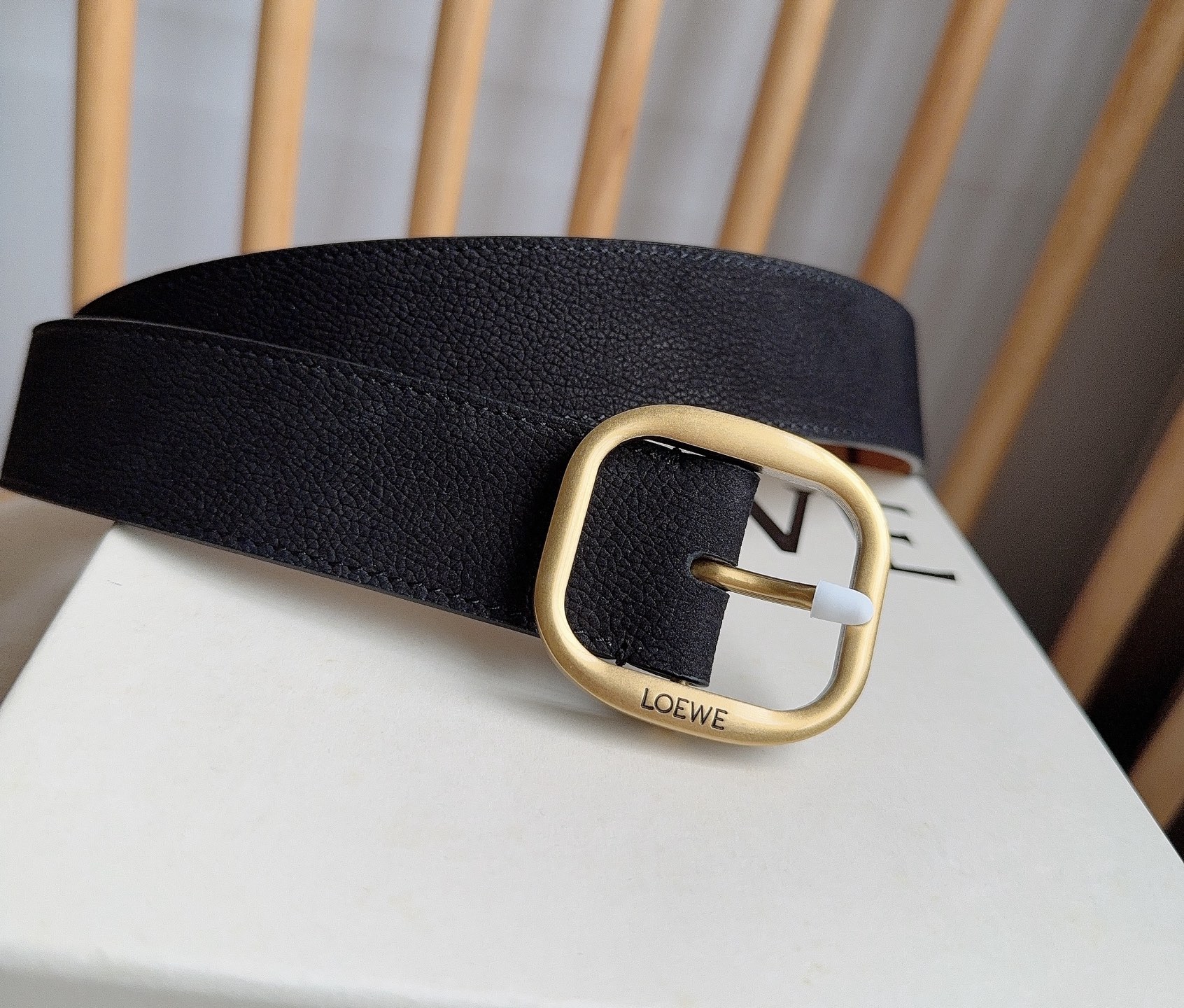 LOEWE （罗意威）专柜最新同款腰带[庆祝][庆祝] 选用植鞣牛皮革腰带 镌刻金属LOEWE针扣五孔调