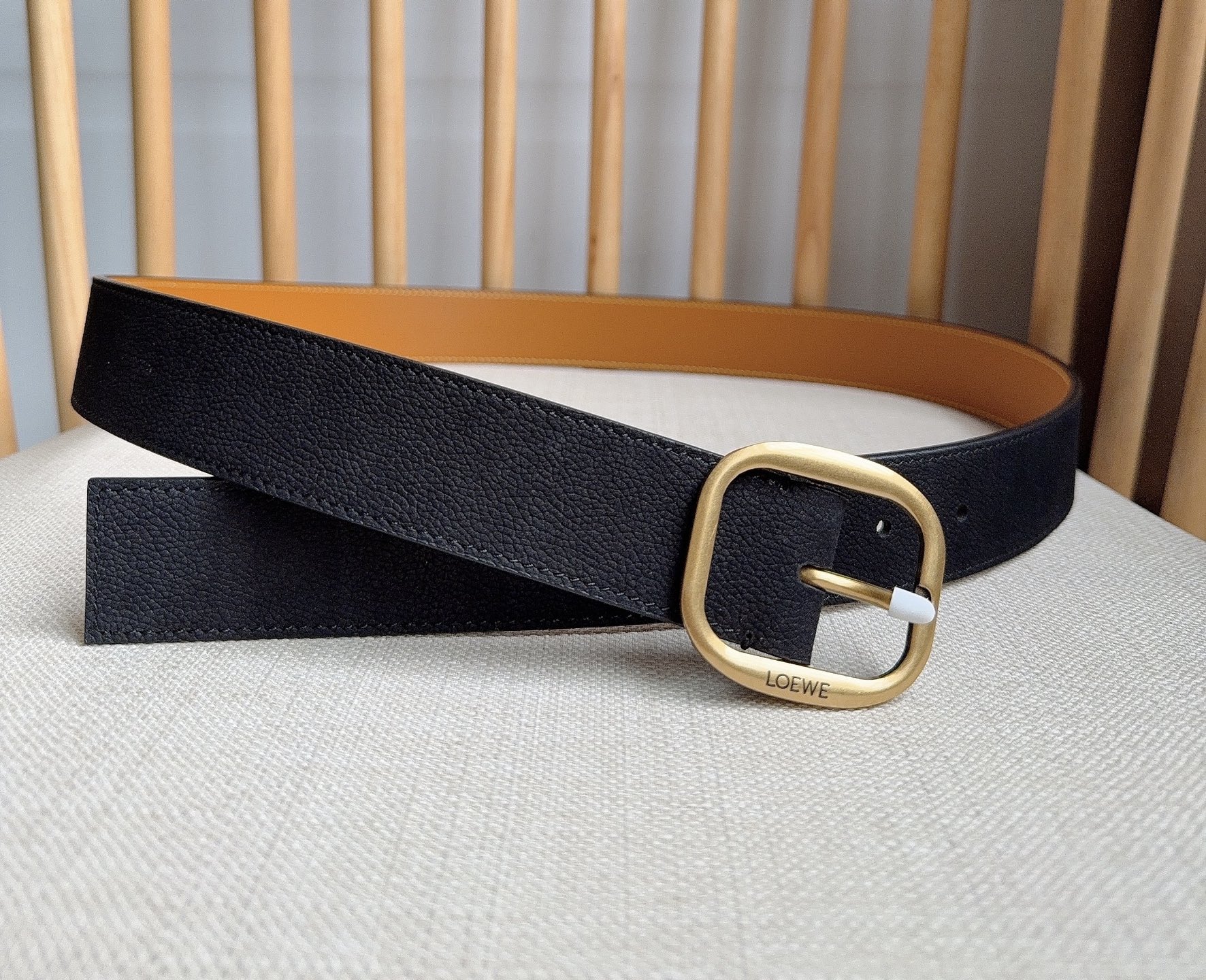 LOEWE （罗意威）专柜最新同款腰带[庆祝][庆祝] 选用植鞣牛皮革腰带 镌刻金属LOEWE针扣五孔调