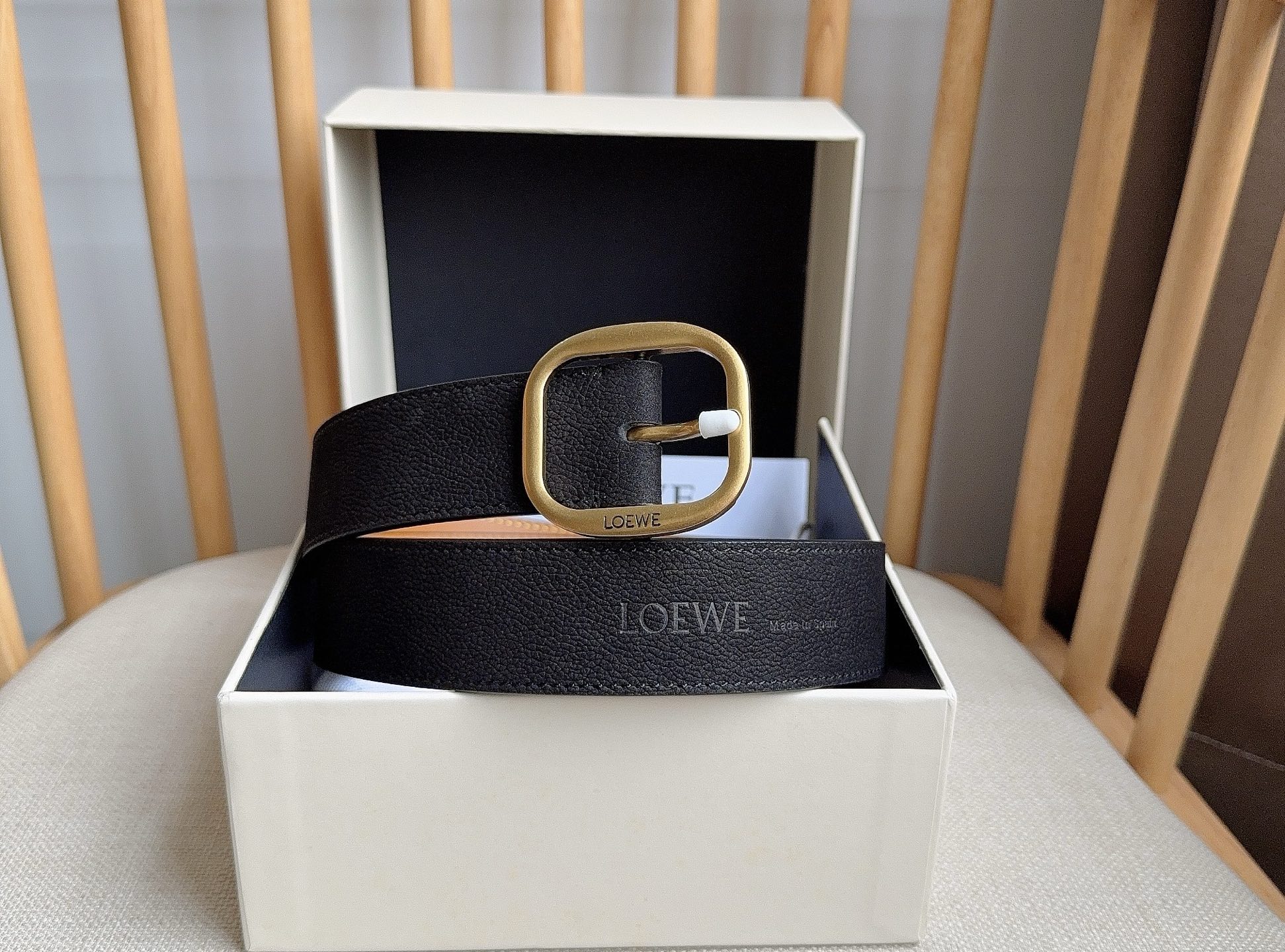 LOEWE （罗意威）专柜最新同款腰带[庆祝][庆祝] 选用植鞣牛皮革腰带 镌刻金属LOEWE针扣五孔调