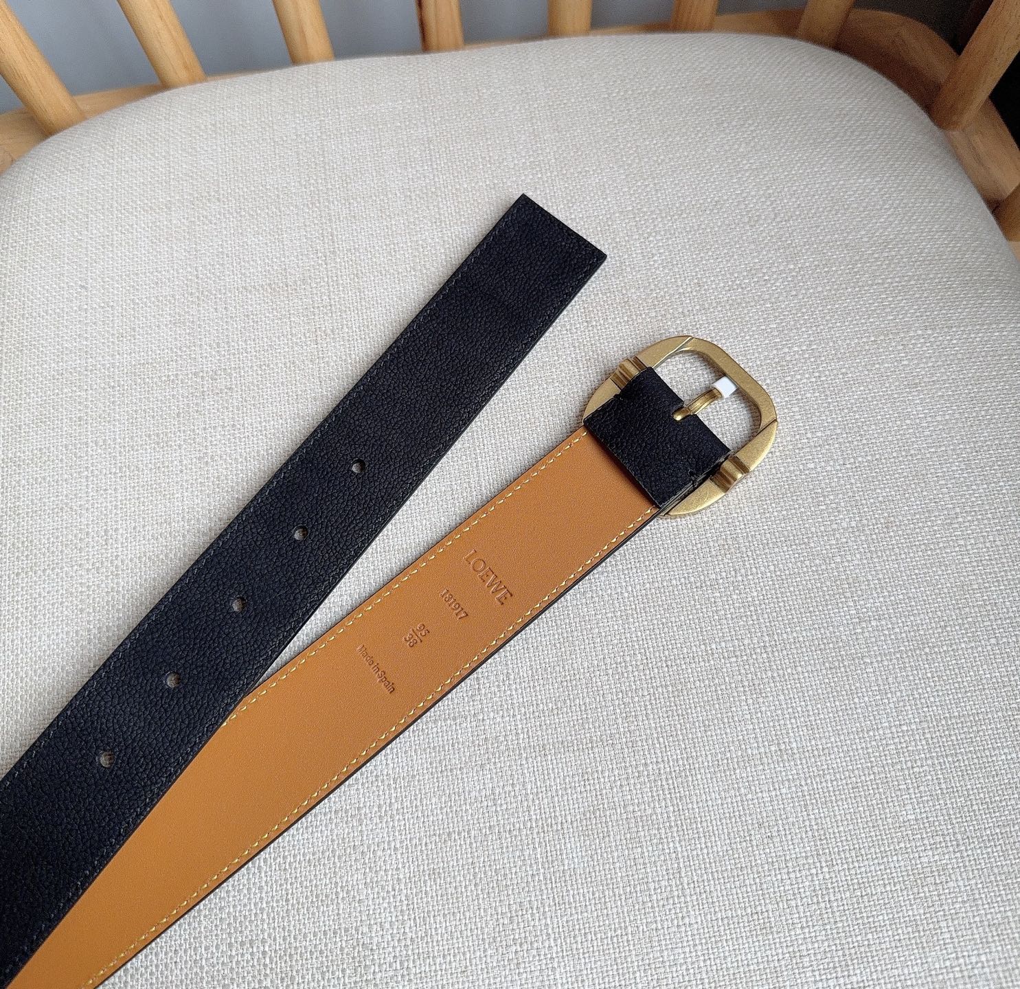 LOEWE （罗意威）专柜最新同款腰带[庆祝][庆祝] 选用植鞣牛皮革腰带 镌刻金属LOEWE针扣五孔调