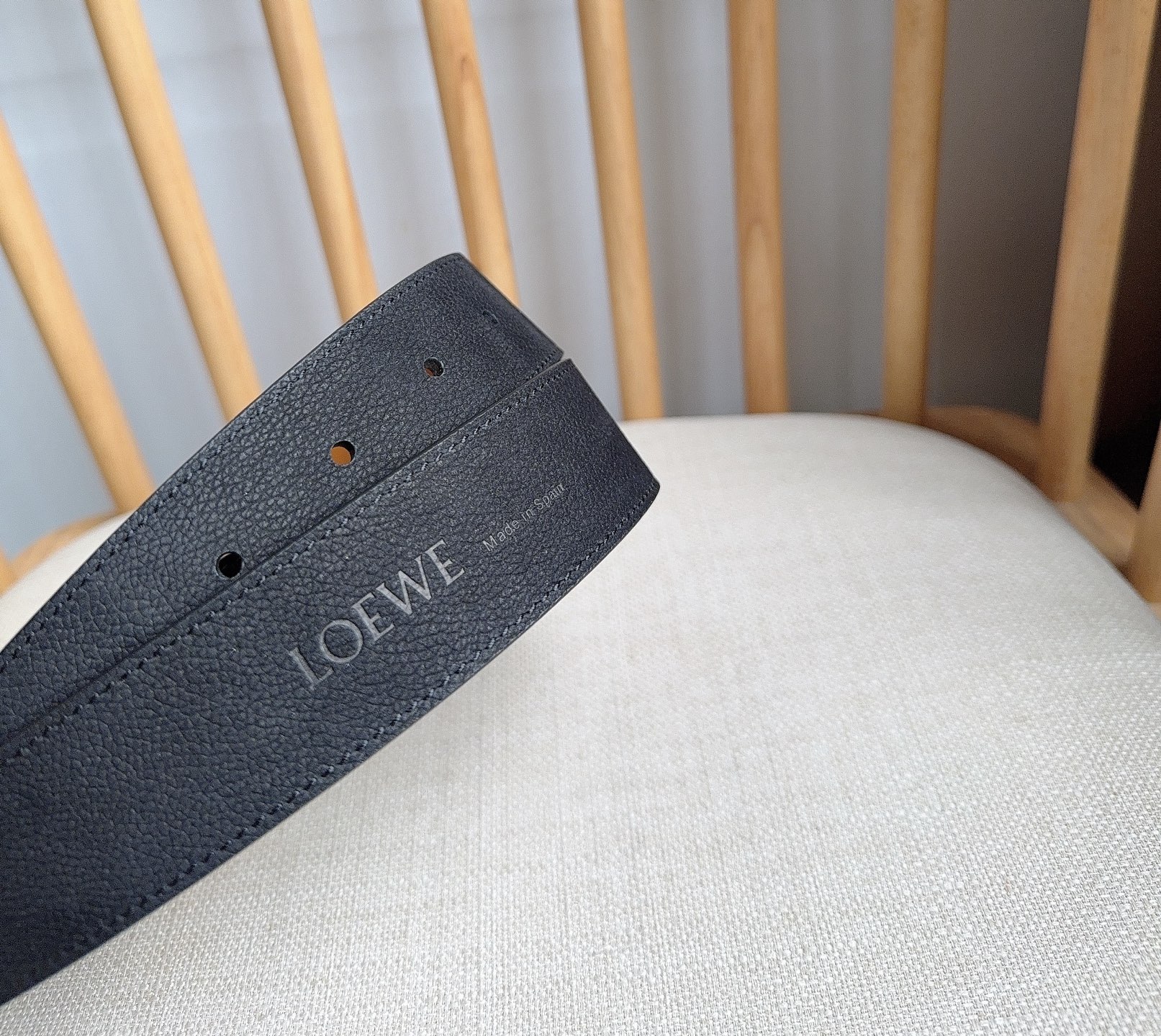 LOEWE （罗意威）专柜最新同款腰带[庆祝][庆祝] 选用植鞣牛皮革腰带 镌刻金属LOEWE针扣五孔调