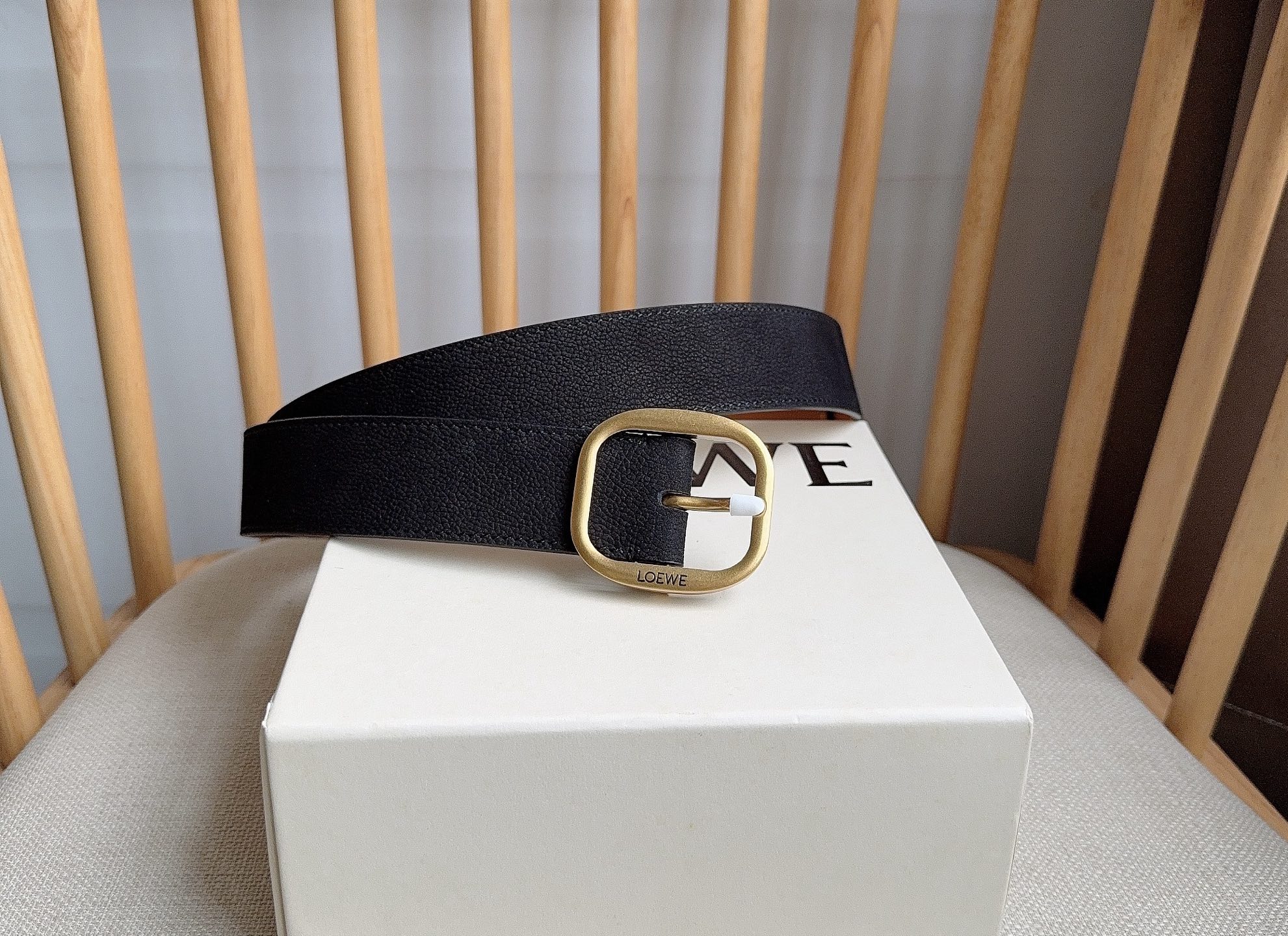 LOEWE （罗意威）专柜最新同款腰带[庆祝][庆祝] 选用植鞣牛皮革腰带 镌刻金属LOEWE针扣五孔调