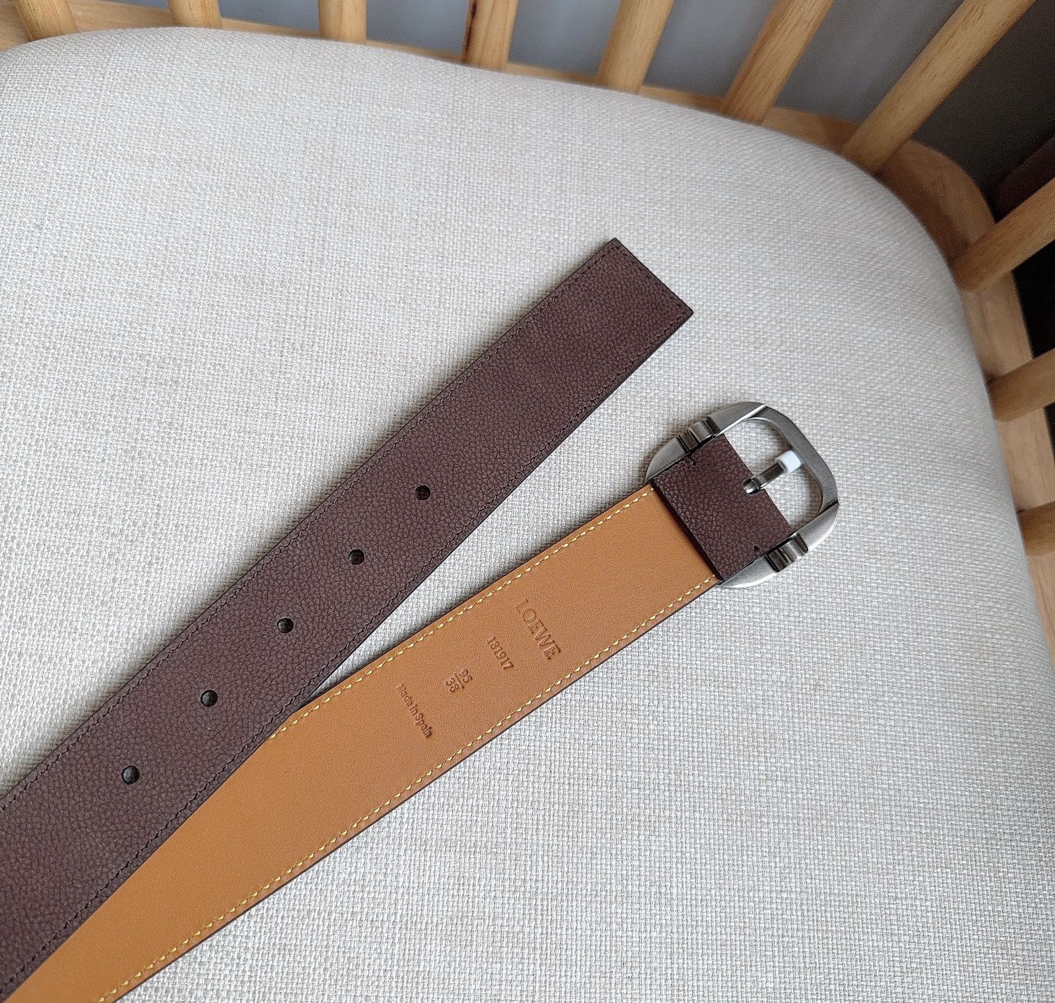 LOEWE （罗意威）专柜最新同款腰带[庆祝][庆祝] 选用植鞣牛皮革腰带 镌刻金属LOEWE针扣五孔调