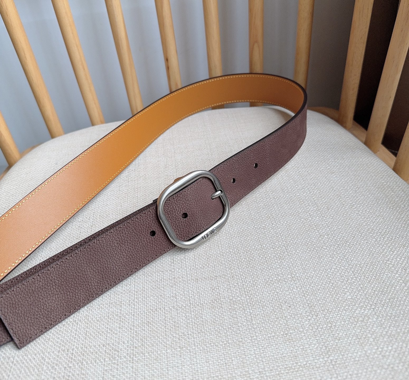 LOEWE （罗意威）专柜最新同款腰带[庆祝][庆祝] 选用植鞣牛皮革腰带 镌刻金属LOEWE针扣五孔调