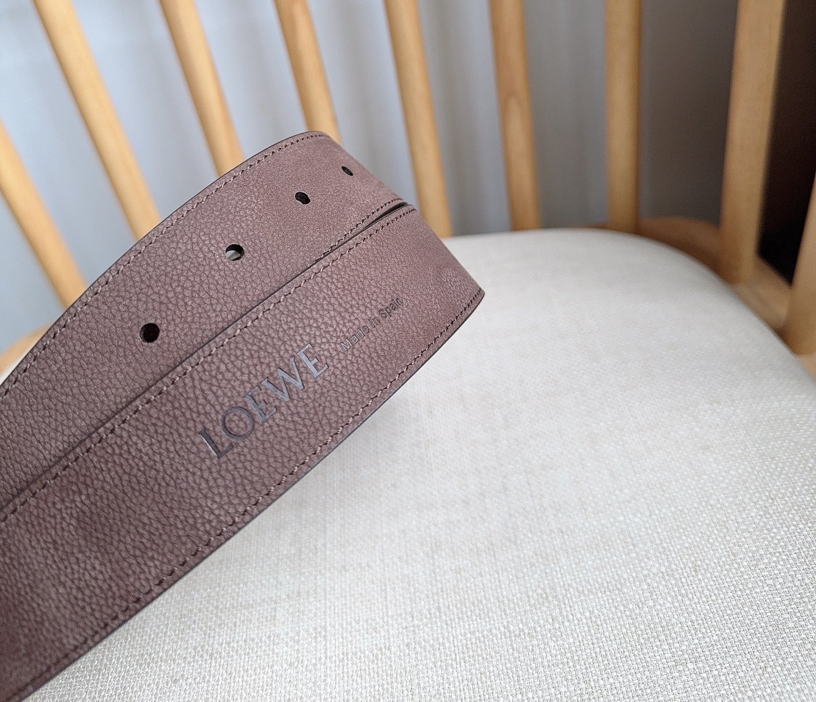 LOEWE （罗意威）专柜最新同款腰带[庆祝][庆祝] 选用植鞣牛皮革腰带 镌刻金属LOEWE针扣五孔调