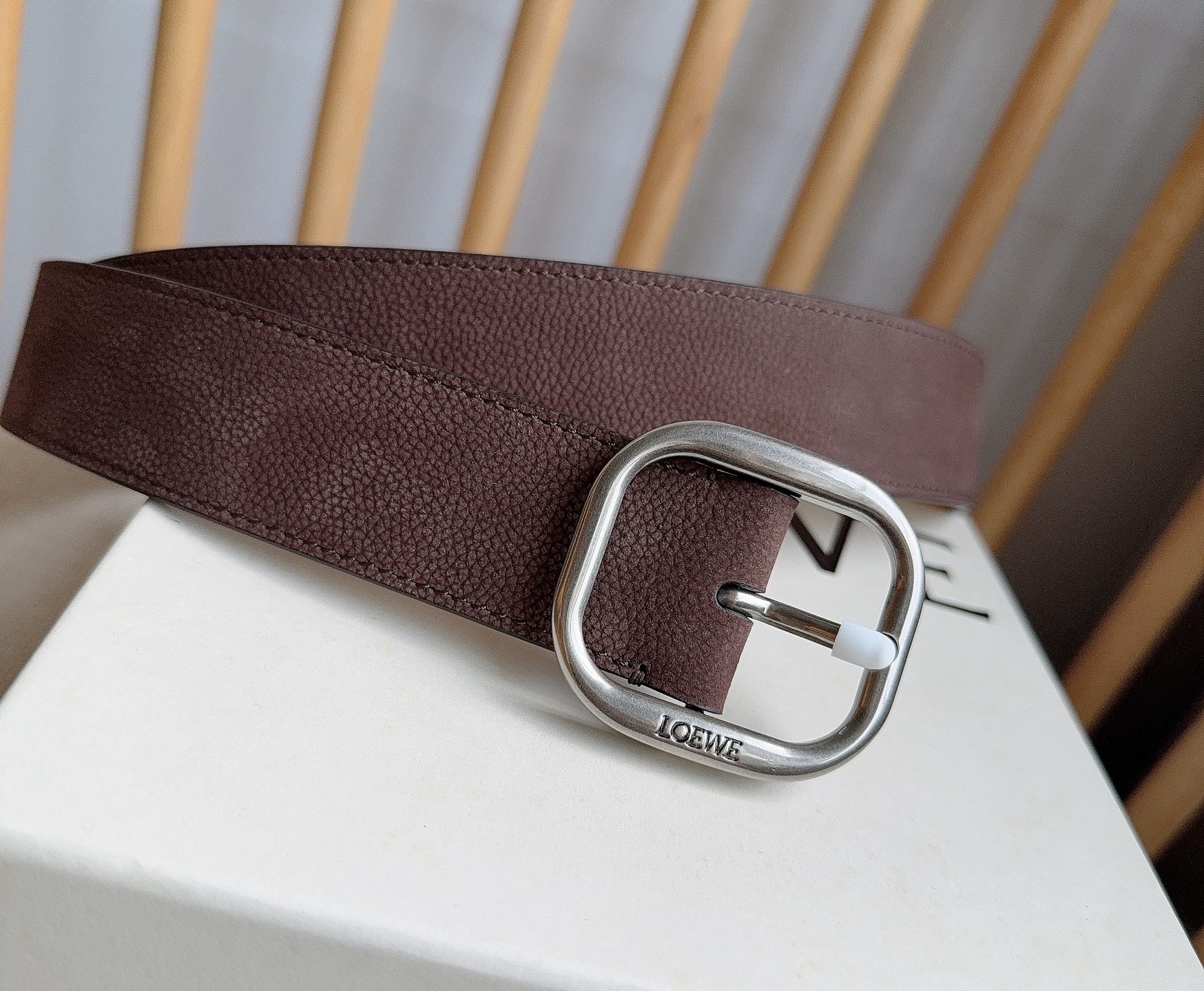 LOEWE （罗意威）专柜最新同款腰带[庆祝][庆祝] 选用植鞣牛皮革腰带 镌刻金属LOEWE针扣五孔调