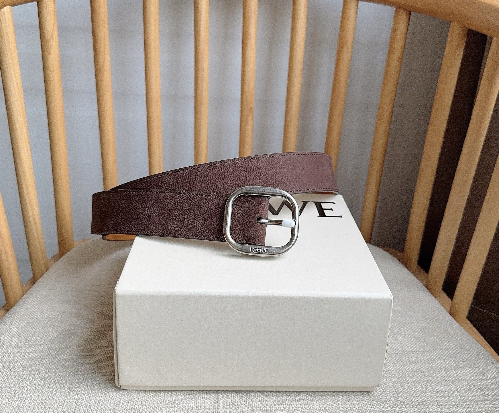 LOEWE （罗意威）专柜最新同款腰带[庆祝][庆祝] 选用植鞣牛皮革腰带 镌刻金属LOEWE针扣五孔调